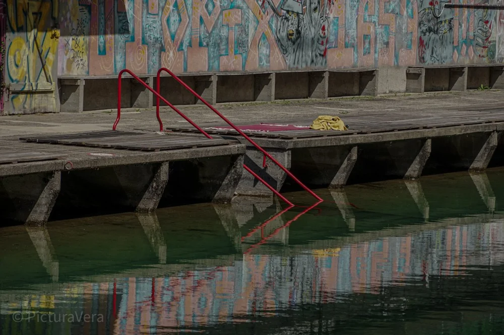 Stiller Pool mit Graffitis