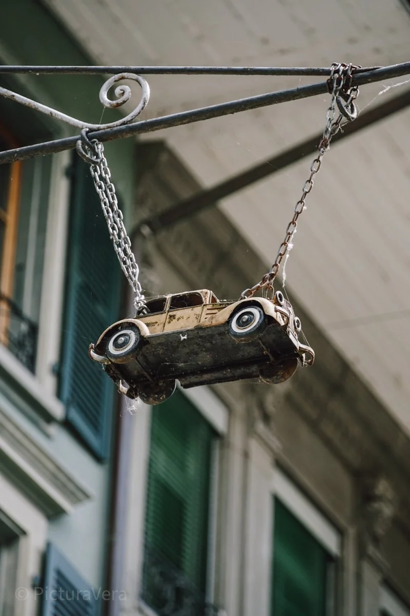 Hängendes Spielzeugauto