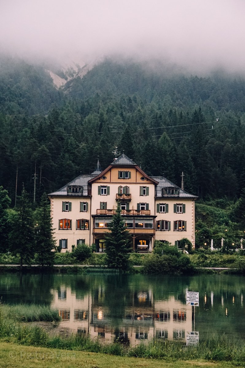 Spiegelung des Hotels