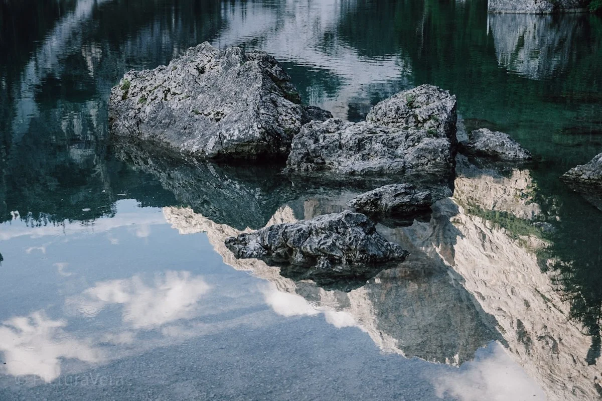 Steine und Spiegelung