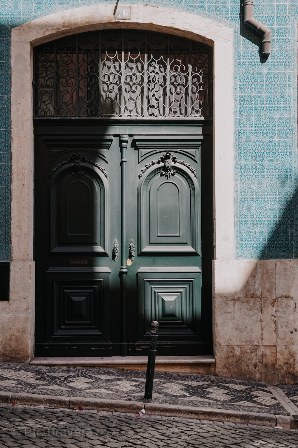 Breite Tür und blaue Fliesen