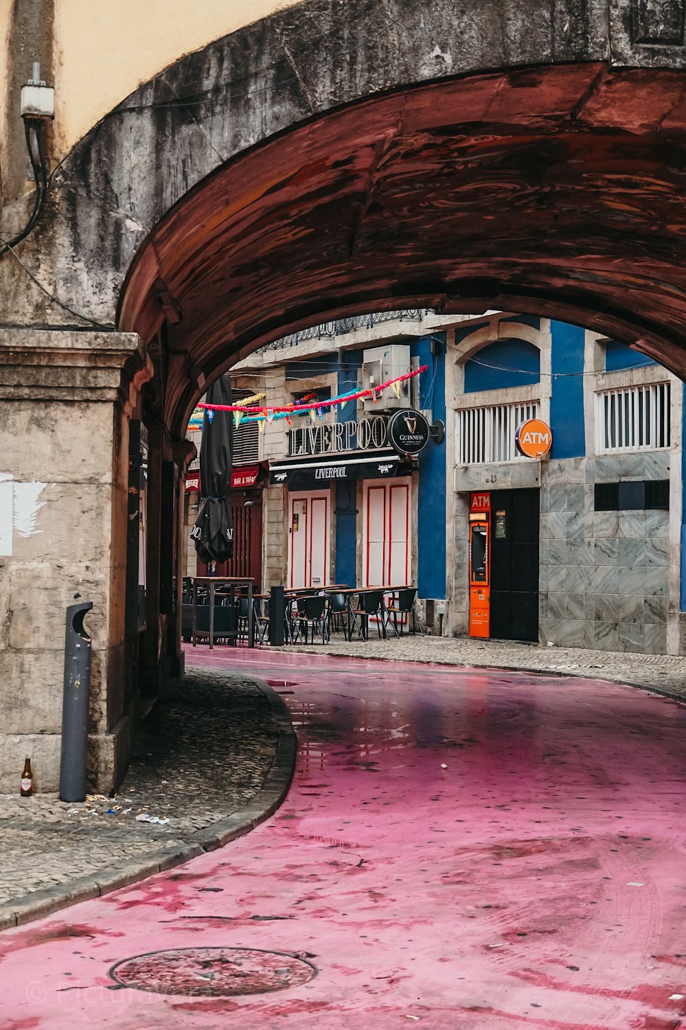 Pinke Straße unter Brücke