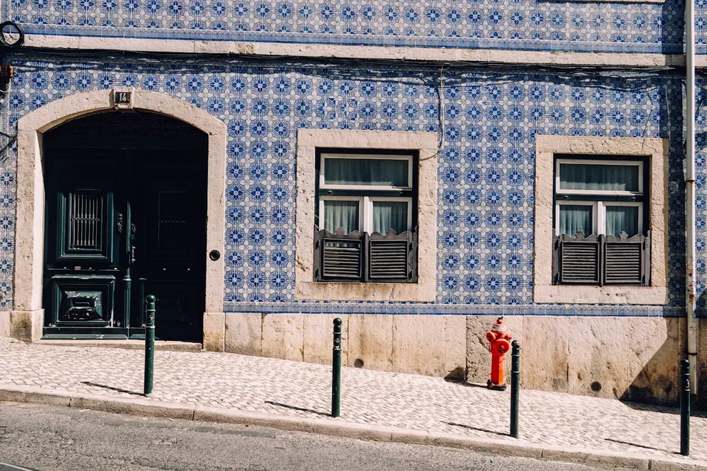Blaue Fliesenfassade