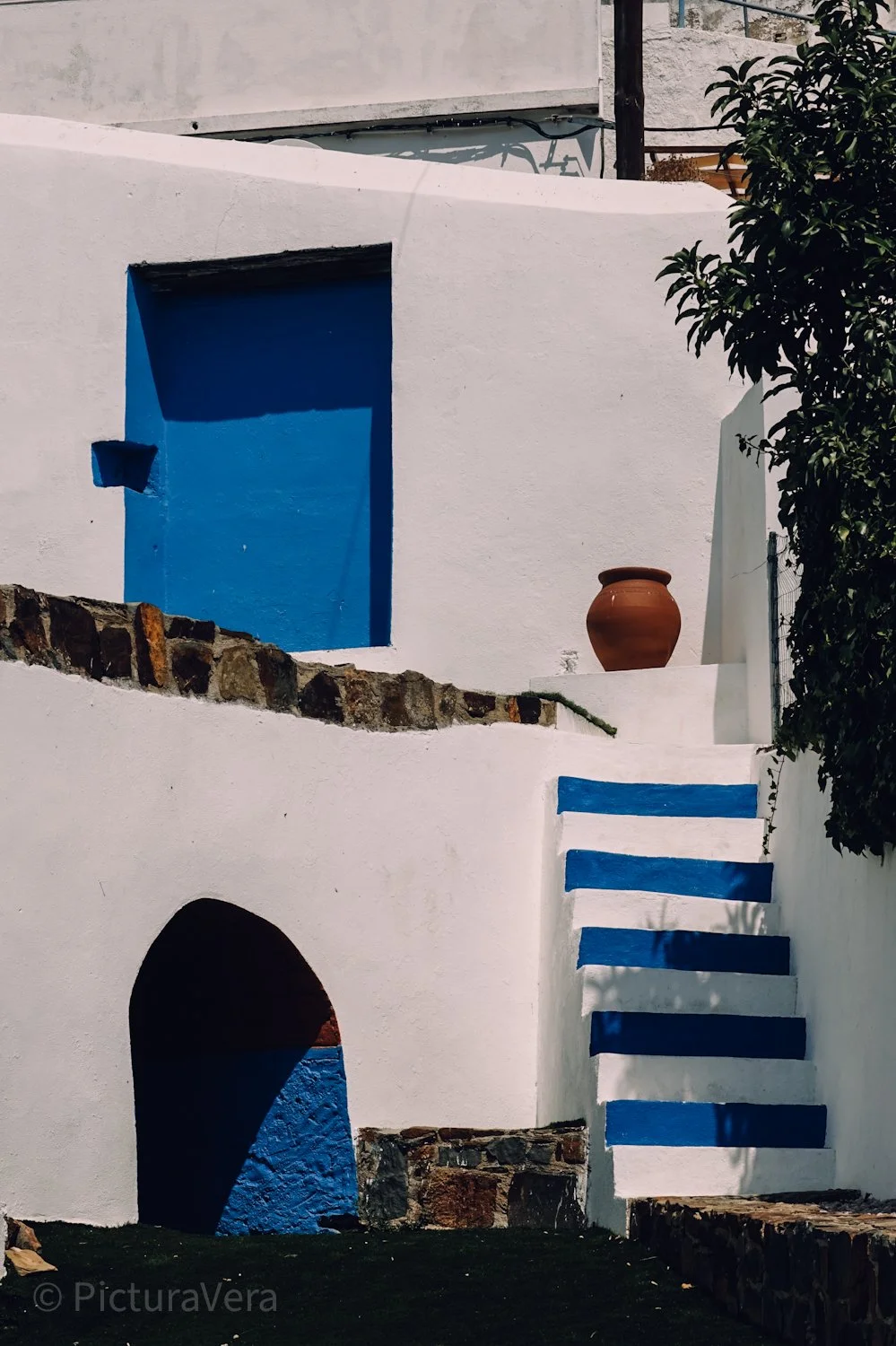 Weiße Wand, blaue Türen