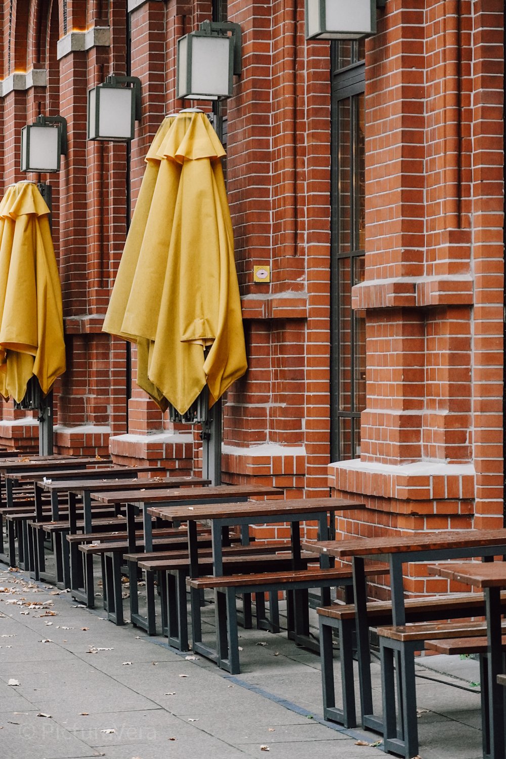 Rote Haus, Gelbe Schirme