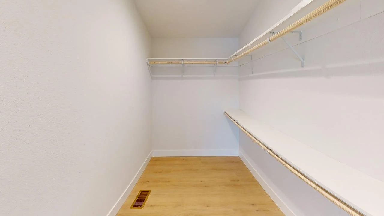 Skyline-Nampa-Hillcrest-G869-Closet.jpg