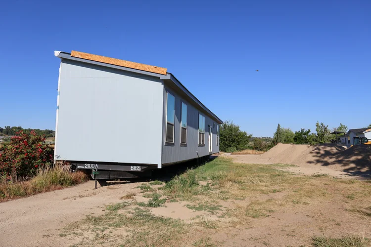 Manufactured home on trailer platform