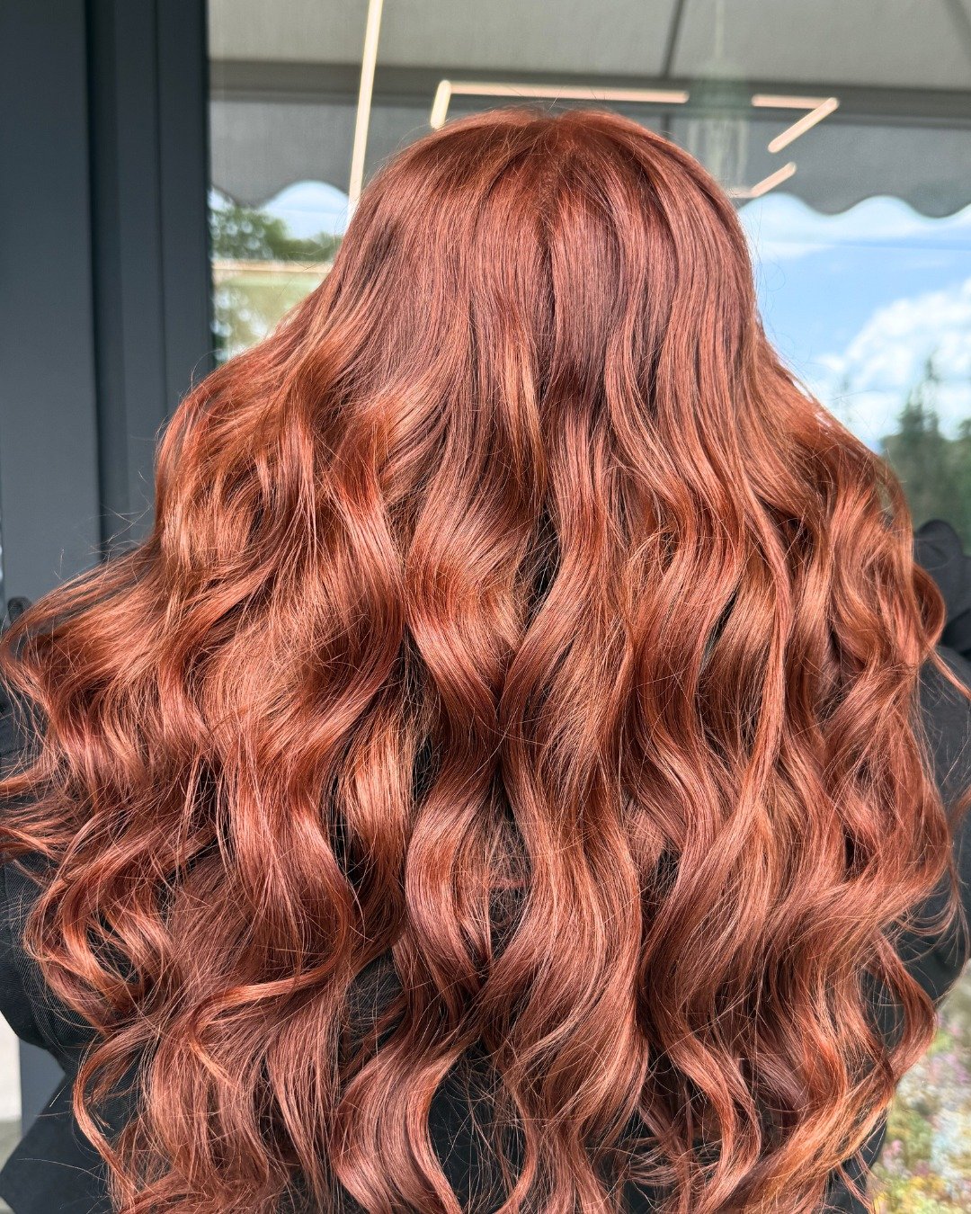 Colori che accendono la personalit&agrave; ✨
Questo look  &egrave; il risultato di un mix perfetto tra tecnica, passione e cura dei dettagli.

Perch&eacute; ogni cliente merita di sentirsi unica&hellip; a partire dai capelli.
📍Prenota il tuo cambio 
