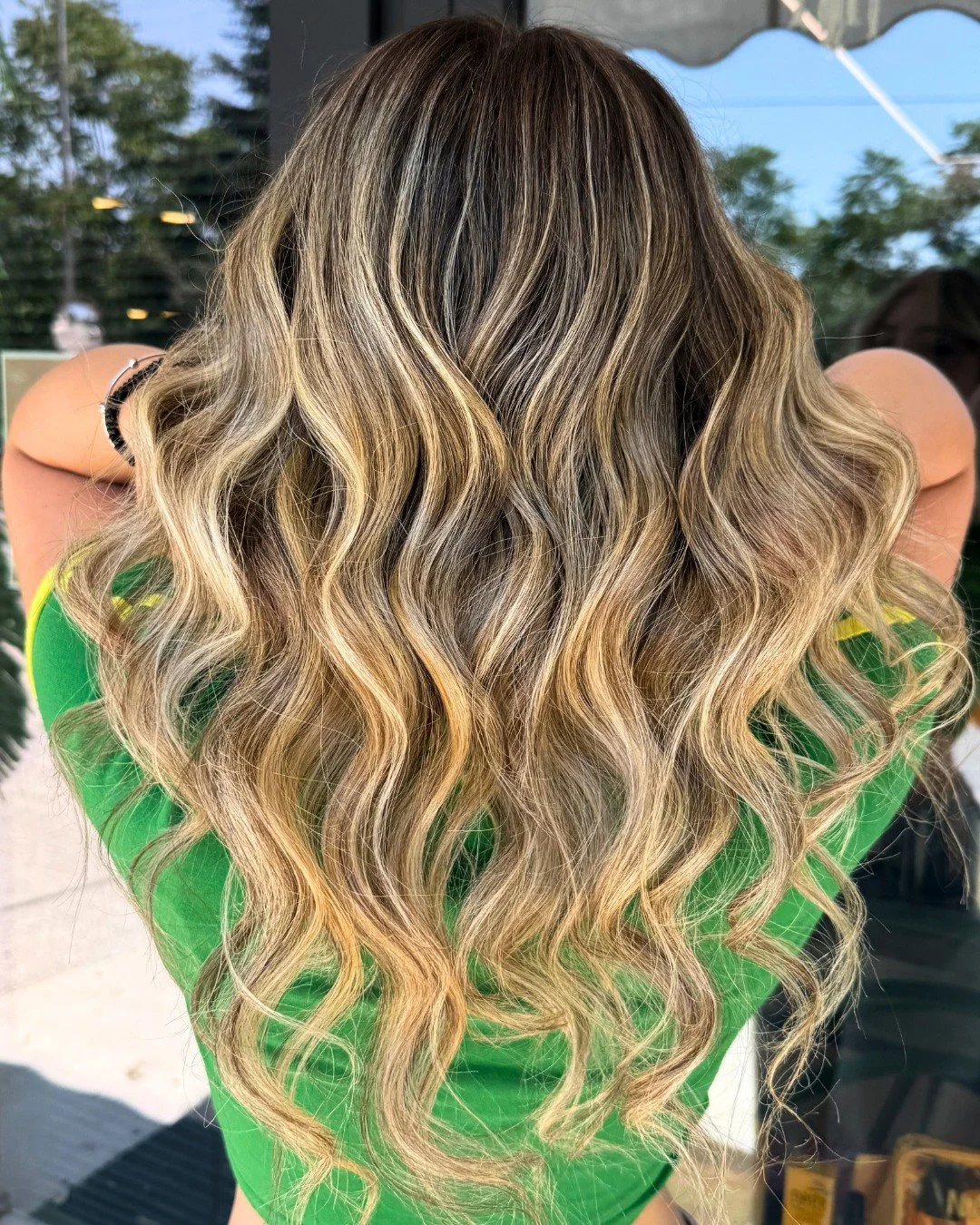 Chi ha detto che l&rsquo;estate non pu&ograve; iniziare dal parrucchiere? ☀️
✨ Balayage + onde da spiaggia = look fresco, luminoso e super naturale 💇🏼&zwj;♀️

Noi ci innamoriamo ogni volta delle sfumature! 💛

#elisirhairbeautyspa #elisir #parrucch