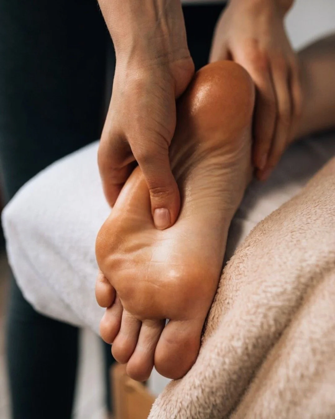 🌿 Massaggio plantare professionale per stimolare la circolazione, alleviare le tensioni e ritrovare equilibrio.

Ogni trattamento &egrave; pensato per il benessere completo del corpo, partendo dalla base: i tuoi piedi.

Prenota il tuo momento di rel