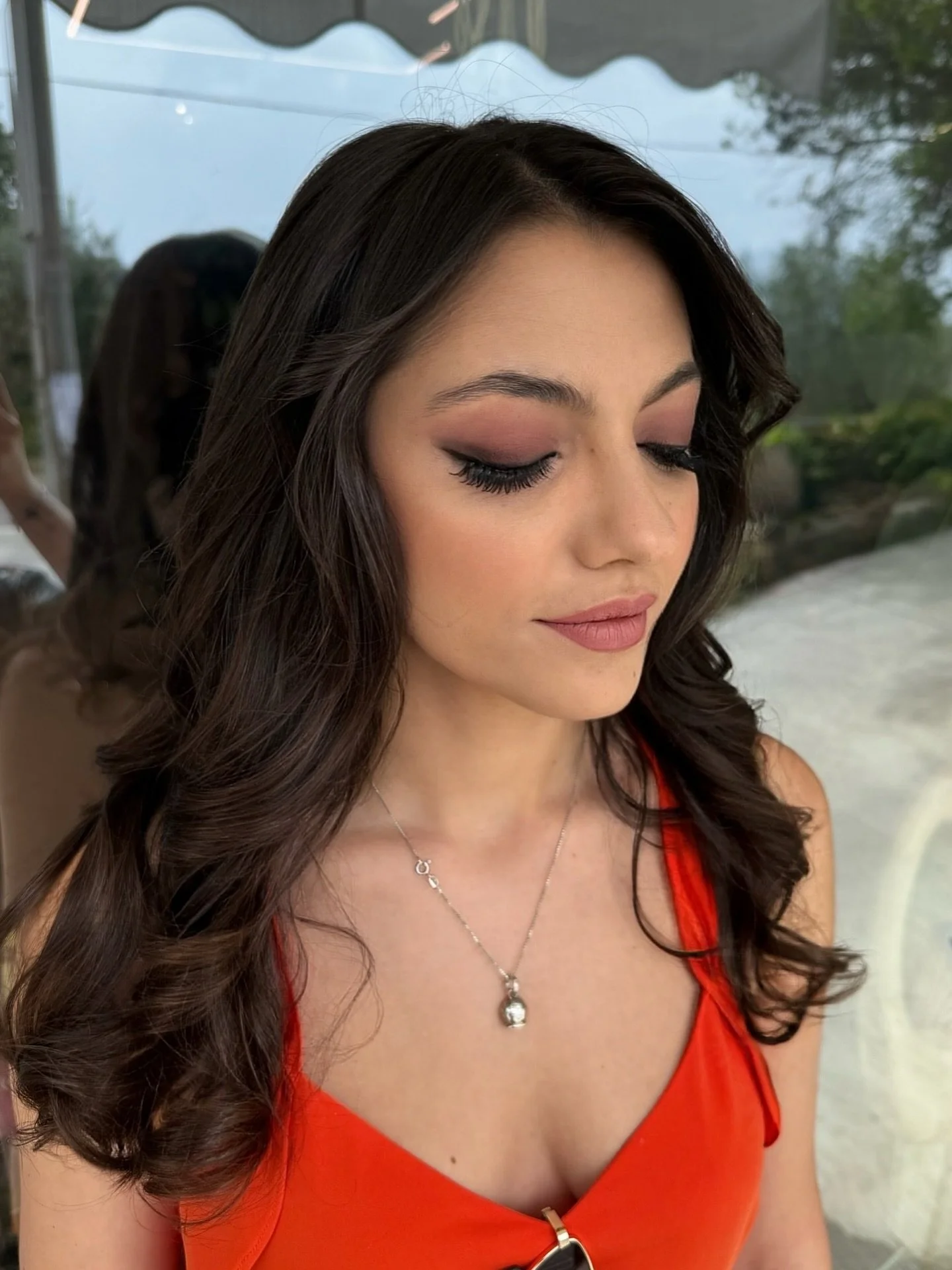 ✨ Look elegante e sofisticato ✨
Capelli sciolti con onde morbide e voluminose, per un effetto glamour ma naturale 💁🏻&zwj;♀️💫
Make-up occhi intenso con smokey eyes dai toni caldi e profondi, abbinato a labbra nude-rosate per un equilibrio perfetto 