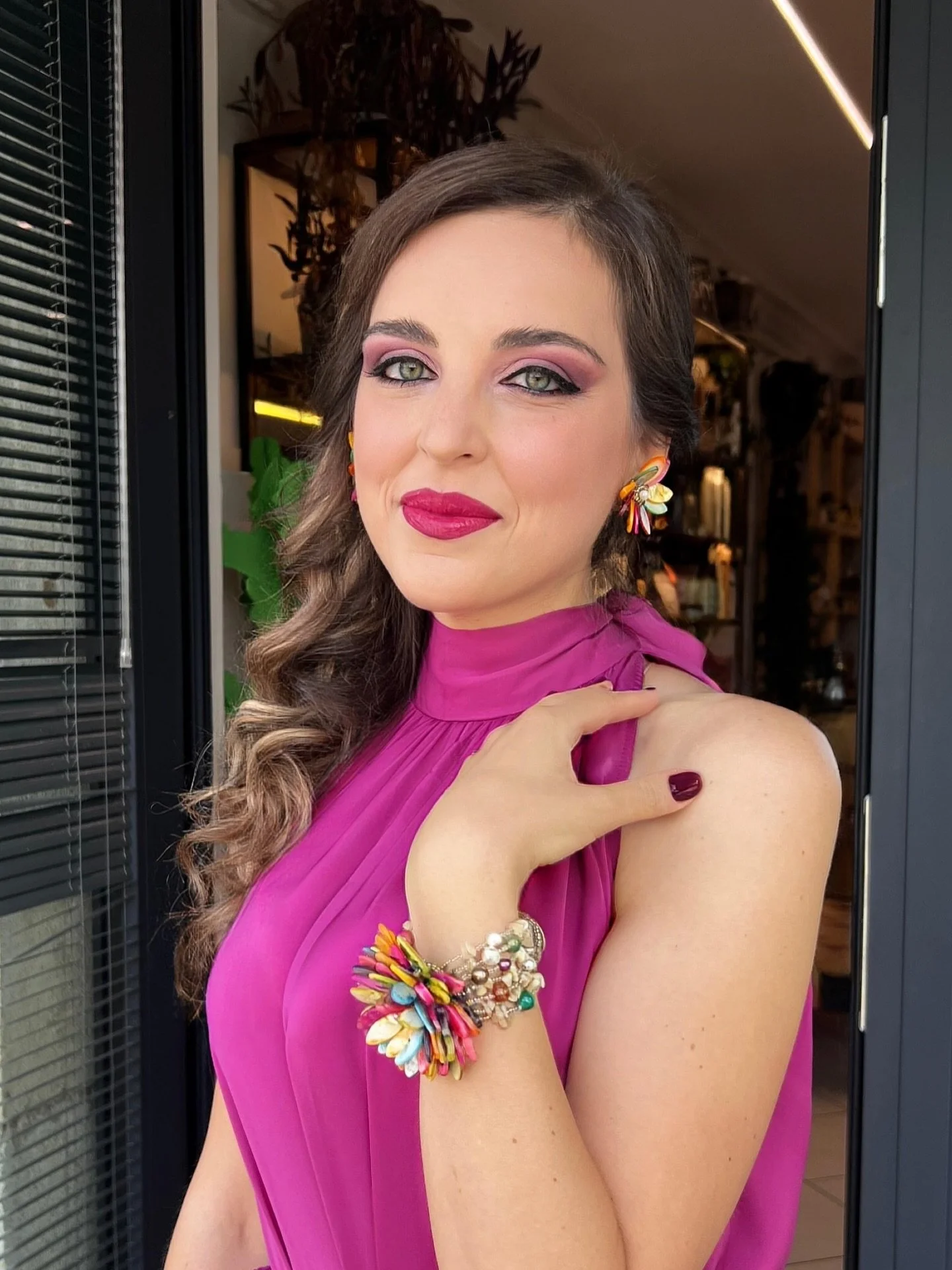 Ecco una versione rivisitata con una descrizione pi&ugrave; dettagliata dei capelli e del trucco:

&ldquo;Un look elegante e sofisticato per una giornata speciale! ✨ I capelli sono stati ondulati in morbide onde, creando un volume naturale che incorn