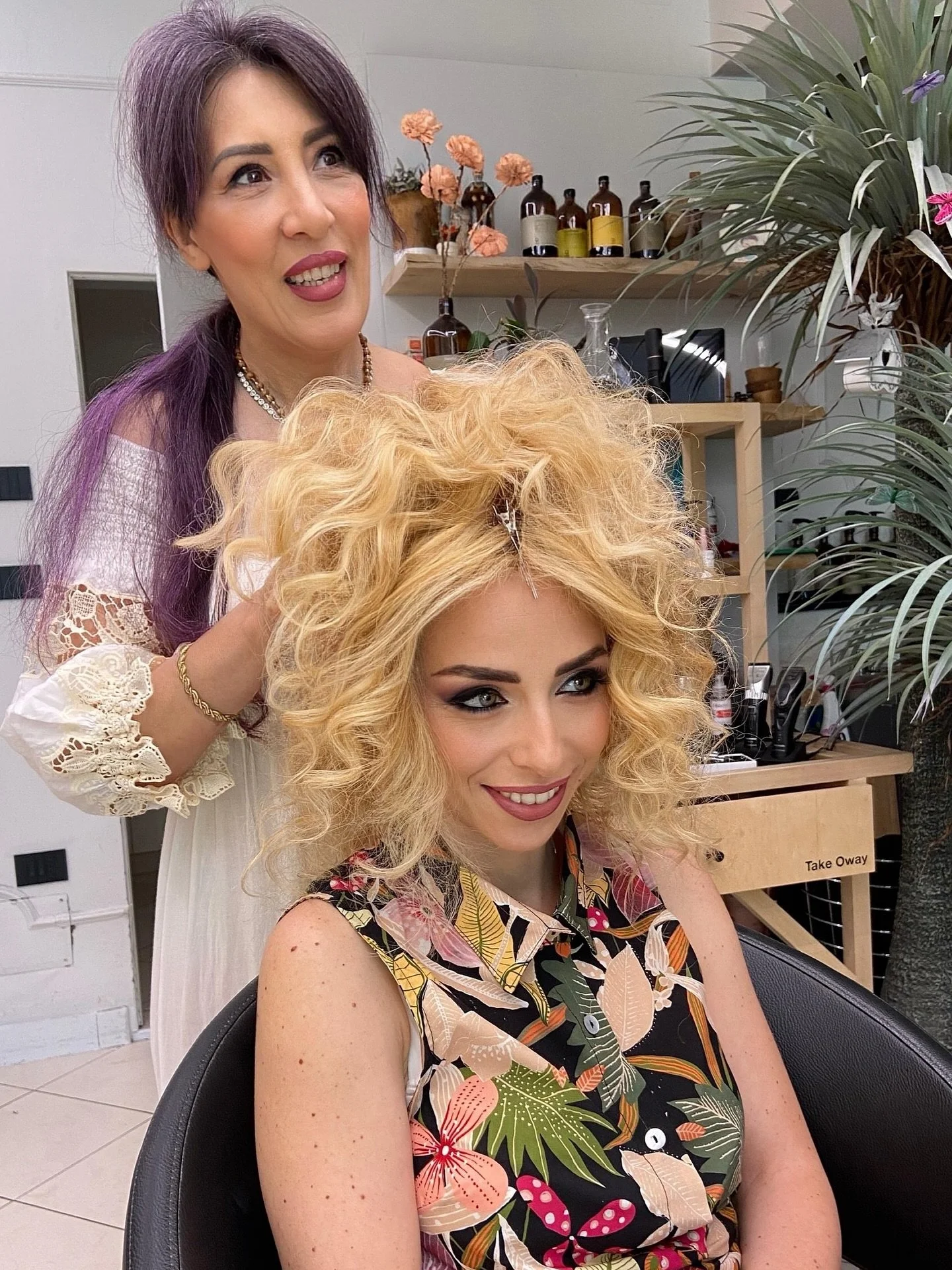 ✨ Un look luminoso e sofisticato .
Per il trucco ho scelto toni caldi e intensi: uno smokey sfumato nei toni del prugna per valorizzare lo sguardo, abbinato a un rossetto opaco in nuance bordeaux per esaltare il sorriso.
I capelli raccolti in uno chi
