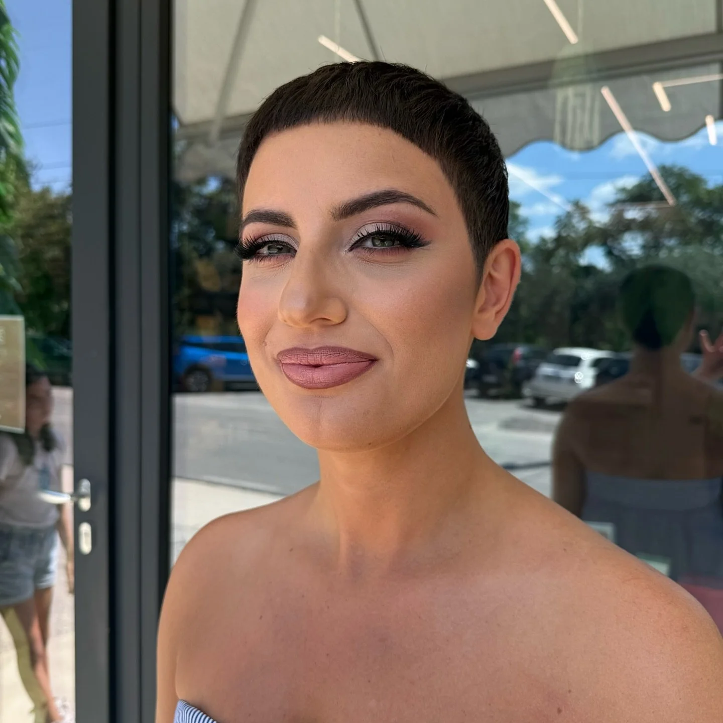 ✨ Look elegante e deciso ✨
Taglio corto che esalta i lineamenti e make-up sofisticato con occhi intensi e labbra nude rosate.
Un mix perfetto tra eleganza e personalit&agrave; 💄✂️
#makeup #pixiecut #shorthairdontcare #glamlook #beauty