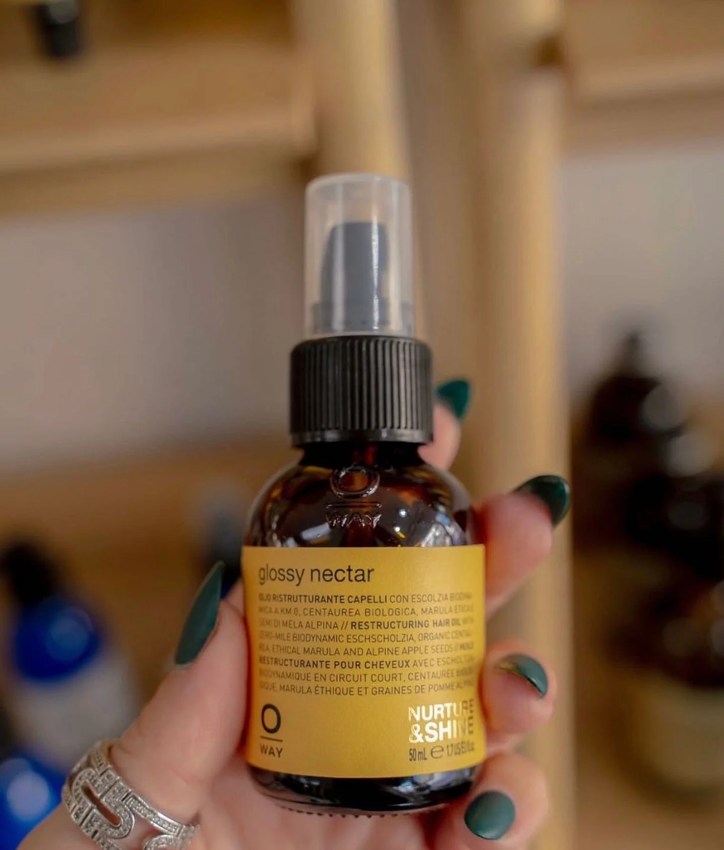 Una bottiglia. Usi infiniti.
&bull; Pre-soffiatura - Accelera il tempo di styling proteggendo dal calore + danni UV.
&bull; Olio per finitura - Leviga i voli e aggiungi una lucentezza morbida e senza peso a qualsiasi stile.
&bull; Trattamento notturn