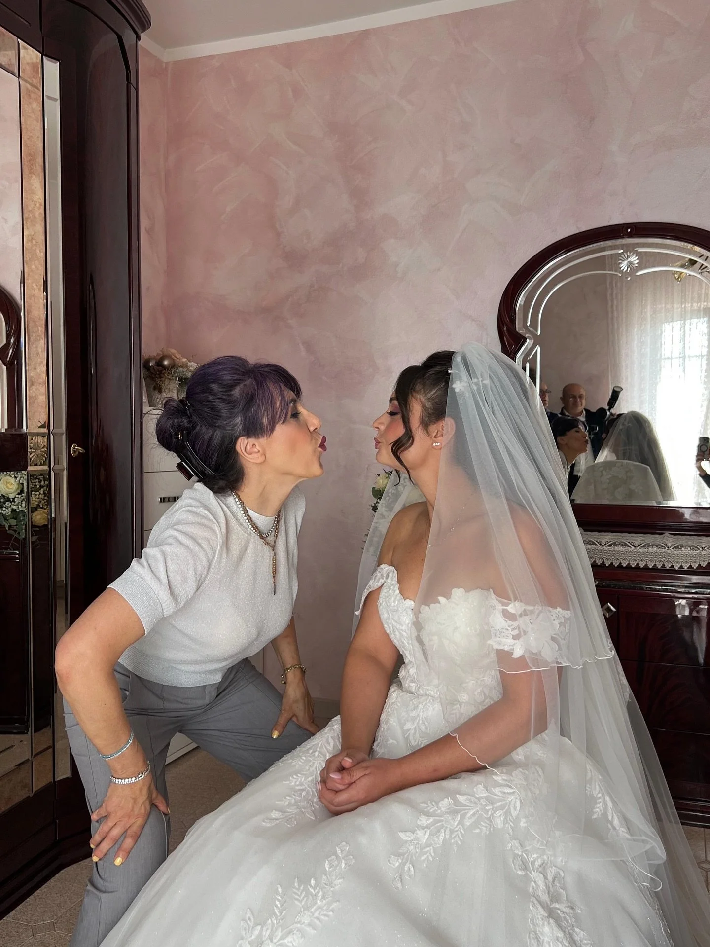 Un&rsquo;acconciatura che unisce eleganza e armonia. Una storia , la sua storia . 
Onde morbide e naturali valorizzano la luminosit&agrave; del viso, mentre un delicato fermaglio floreale completa il look con raffinatezza.
Dietro ogni dettaglio c&rsq