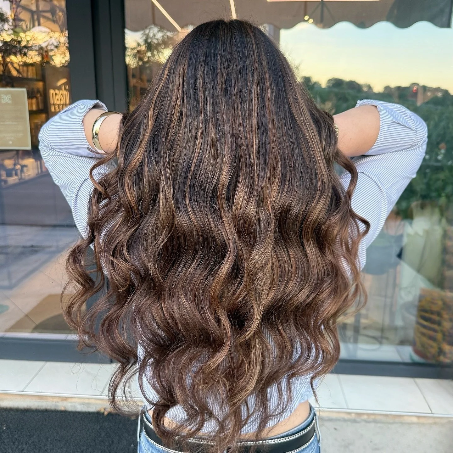 Caramel mocha waves 🤎 ☕️ 
Morbide, luminose e pronte a brillare!
Sfumature cioccolato caldo con riflessi caramello per dare profondit&agrave; e movimento alle onde. Effetto naturale, luce multidimensionale.
#balayagelover
#hairinspo #hair #hairlook 