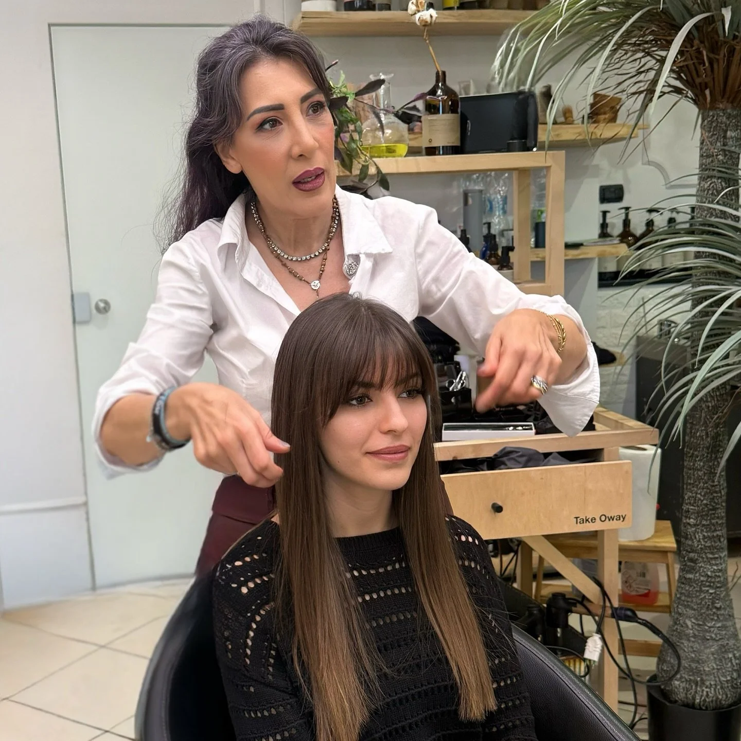 ✨ Frangia XL ✨
Una frangia lunga, piena e versatile che si fonde perfettamente con le lunghezze per un effetto naturale e sofisticato.

Il nome richiama quell&rsquo;effetto &ldquo;French chic&rdquo; senza tempo, reinterpretato in chiave moderna e aud