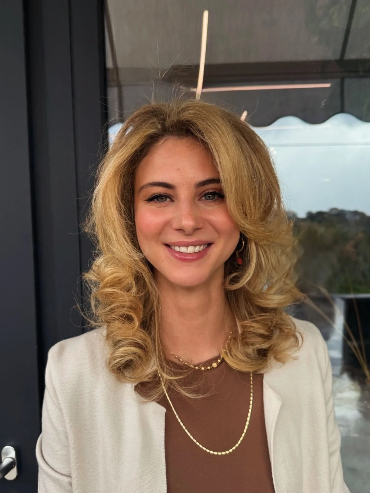 Biondo dorato in piena vibrazione 🌟

Riflessi warm gold 🍯 che illuminano ogni riccio e donano quella luce naturale che cambia con il sole
Le sfumature morbide e calde rendono il colore luminoso, avvolgente e super brillante, per un effetto glow tut