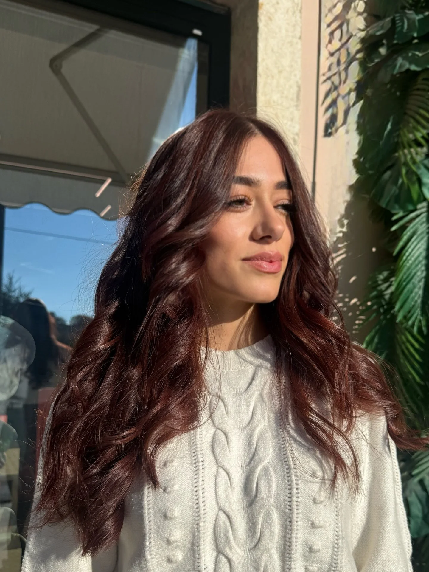 Lavoro su base castana con tonalizzazione ramata naturale: riflessi caldi 🔥 , equilibrati e pieni di luminosit&agrave;. 🔆 
Un ramato soft che dona profondit&agrave;, valorizza la texture e illumina i lineamenti in modo armonioso. 
Un colore studiat