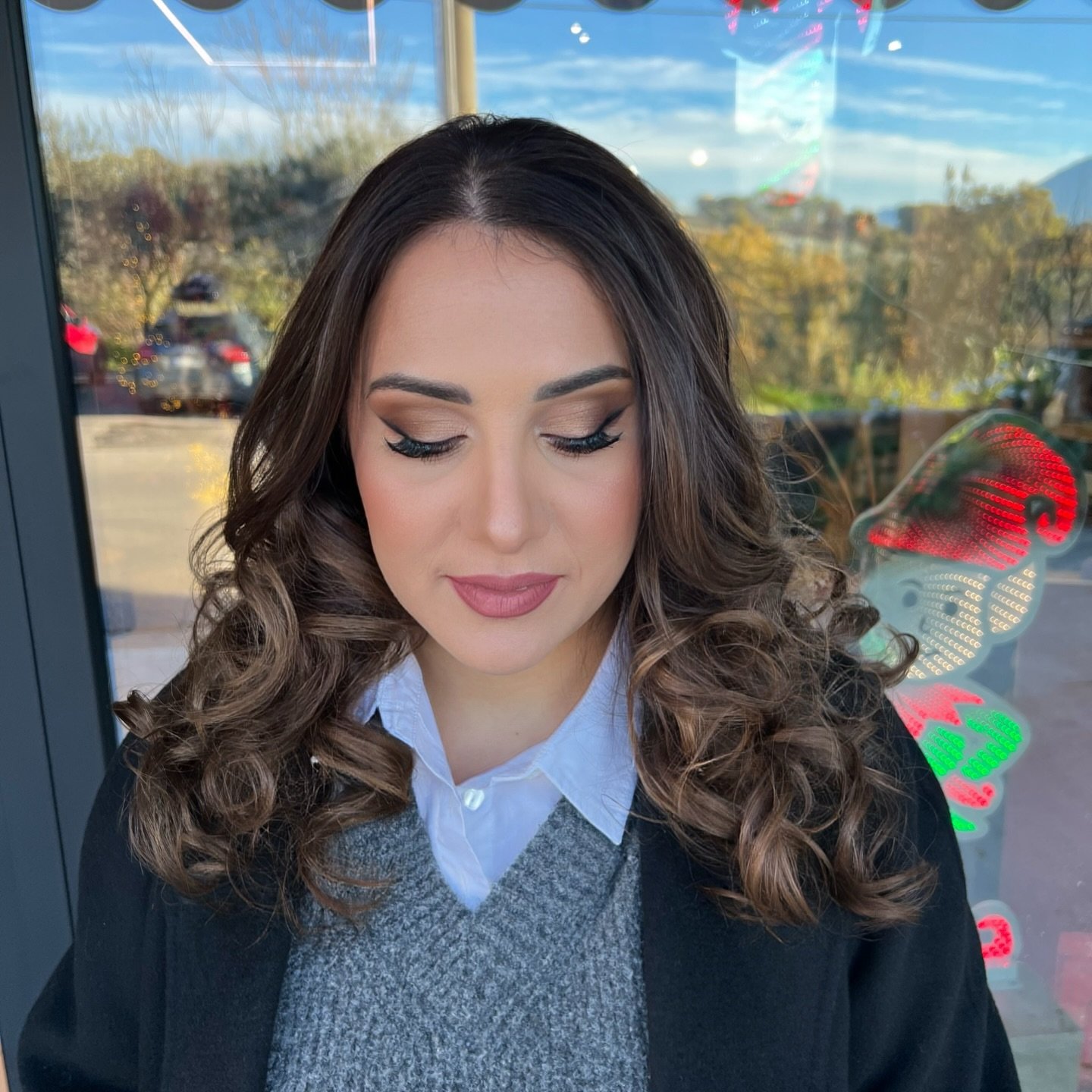 Abbiamo creato per Chiara un look che parlasse di delicatezza e luce, proprio come questo giorno speciale. Un trucco raffinato ma naturale, capace di esaltare ogni dettaglio, e morbide onde che incorniciano il momento con dolcezza. Un piccolo grande 