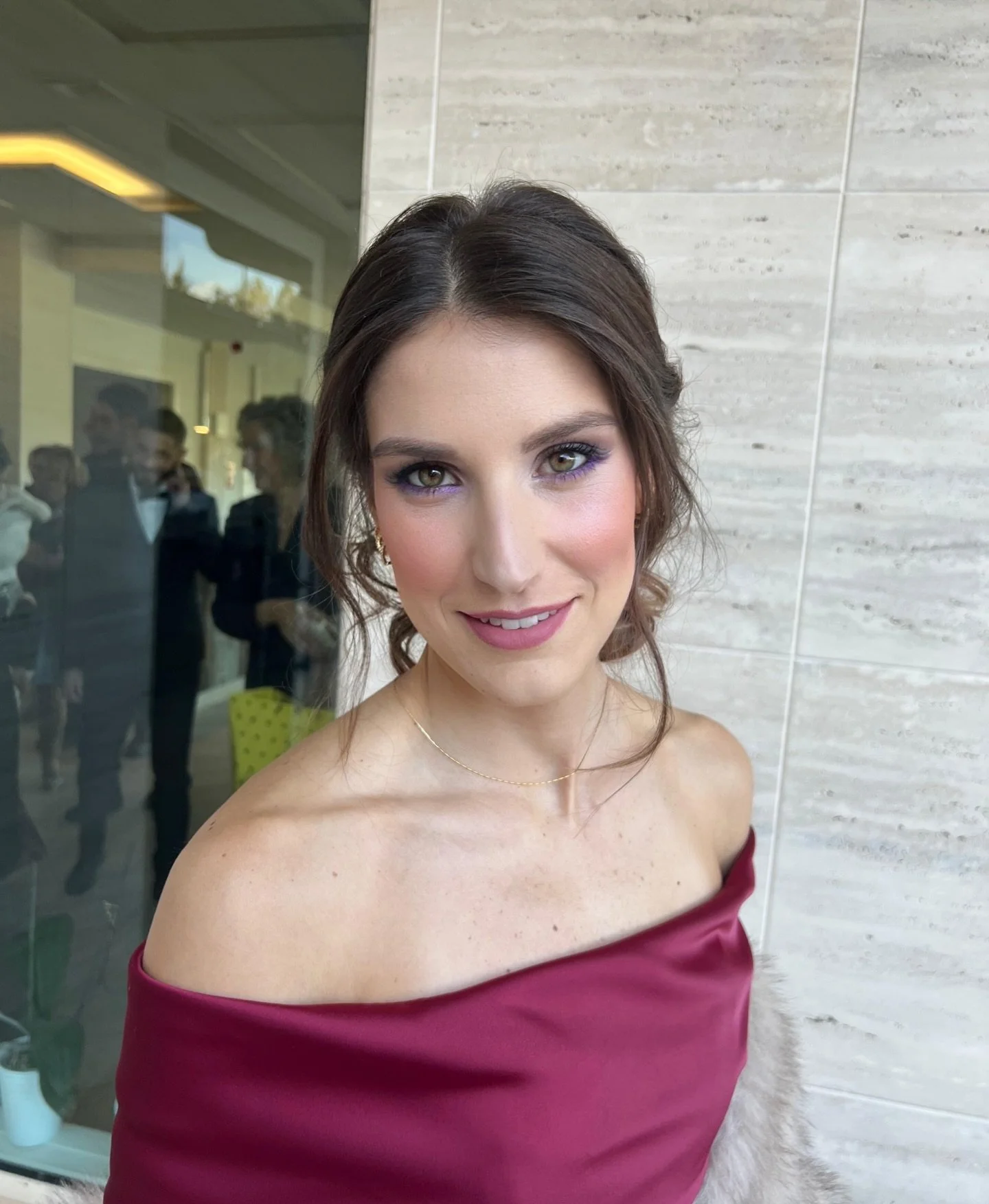 ✨ Armonia di forme e colori ✨
Un look studiato per valorizzare la naturale bellezza.

💄 Il make-up &egrave; delicato e luminoso: le guance sono accarezzate da un tocco rosato che dona freschezza, mentre lo sguardo viene esaltato da sfumature malva e