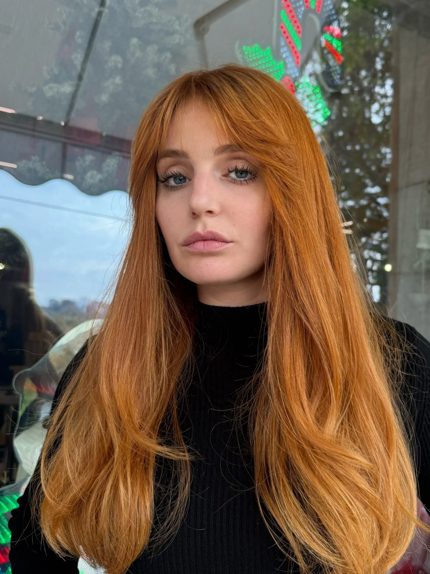 Biondo rame luminoso ✨
Una tonalit&agrave; calda e naturale, tra biondo e rame, con riflessi dorati che esaltano la luce. ☀️ 
Taglio lungo e pieno, con scalature leggere sulle lunghezze e frangia morbida per un movimento elegante. 🧡

#capelli #hair 