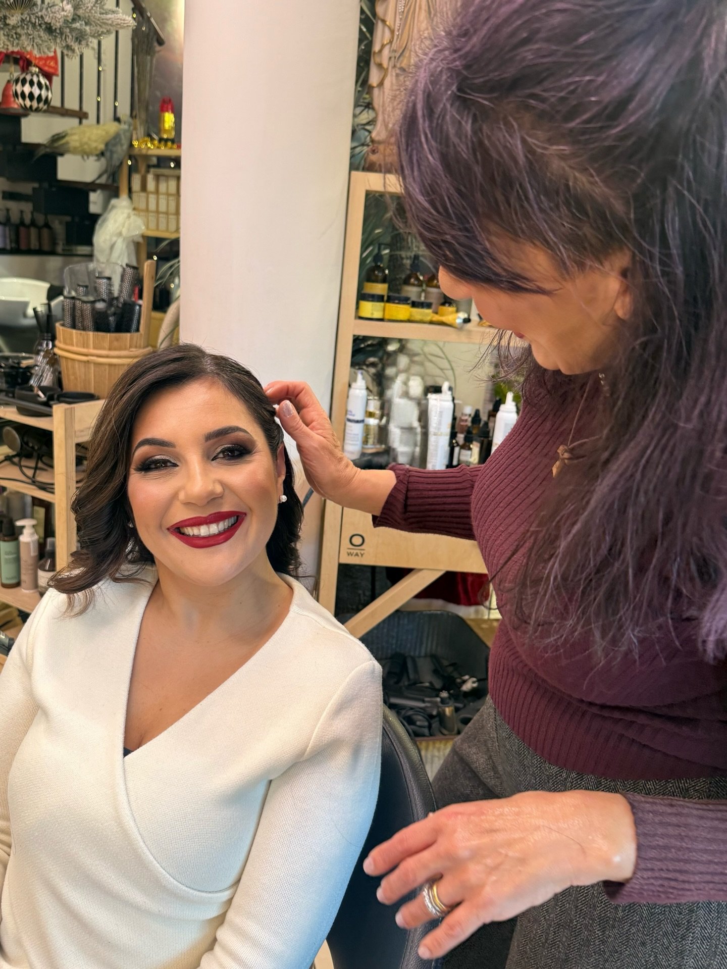 Tra una ciocca di capelli e un sorriso che nasce davanti allo specchio, succede qualcosa di speciale. 🌟 
Le mie clienti non sono solo clienti: sono donne che si affidano, si raccontano, si emozionano con me. 📸
Acconciatura , trucco personalizzato e