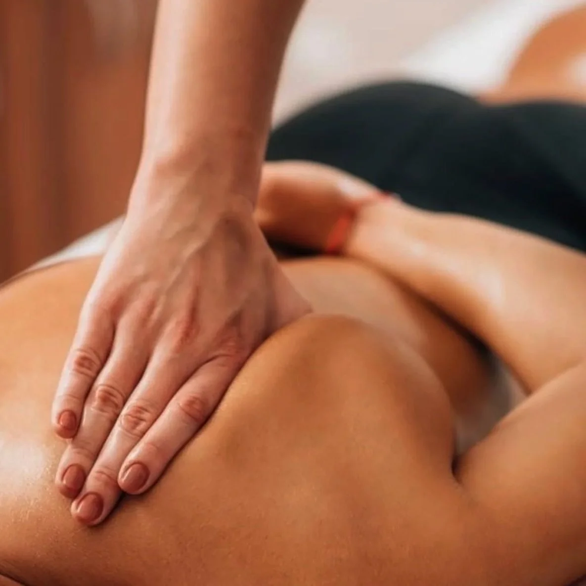 ✨ Massaggio rilassante corpo ✨
Un rituale di benessere che scioglie le tensioni, riequilibra corpo e mente e regala una profonda sensazione di relax.
Attraverso manualit&agrave; avvolgenti e movimenti lenti e profondi, questo massaggio favorisce il r