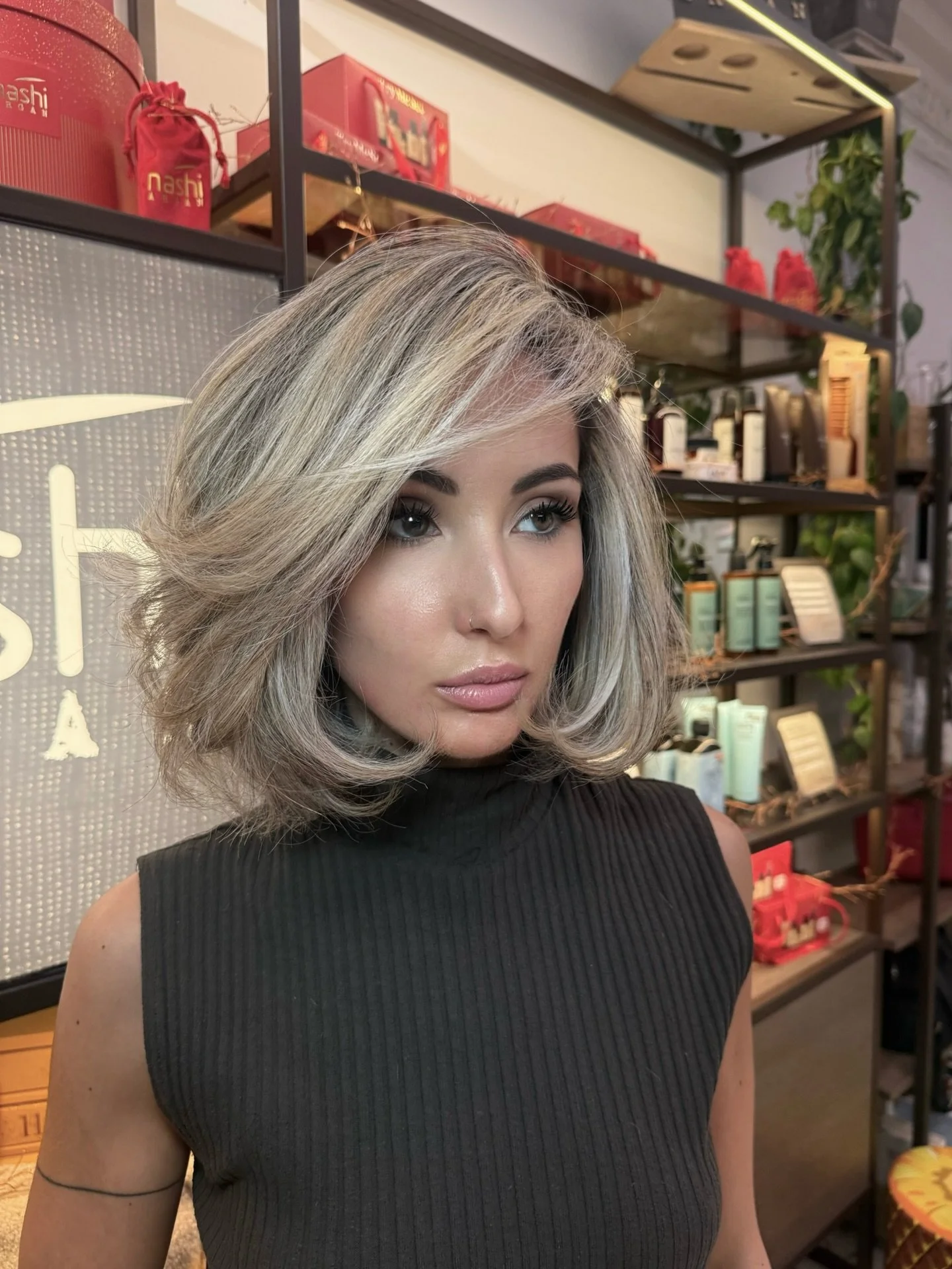 🤍 Colore: biondo freddo multidimensionale, con una miscela elegante di perla, cenere e riflessi silver che donano luminosit&agrave; e profondit&agrave; senza appesantire. Effetto naturale ma super raffinato.

✂️ Taglio: bob medio scalato, morbido e 