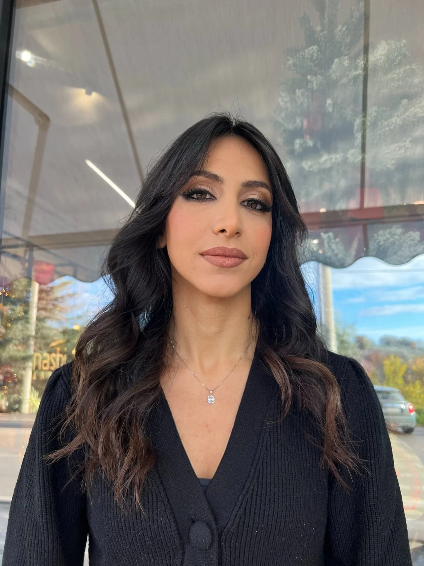 ✨ Onde morbide e luminose + make-up soft glam ✨
Un look elegante e naturale, perfetto per ogni occasione 🤎
Capelli mossi con movimento e brillantezza, trucco nei toni nude per valorizzare lo sguardo e le labbra.

Prenota il tuo momento di bellezza d