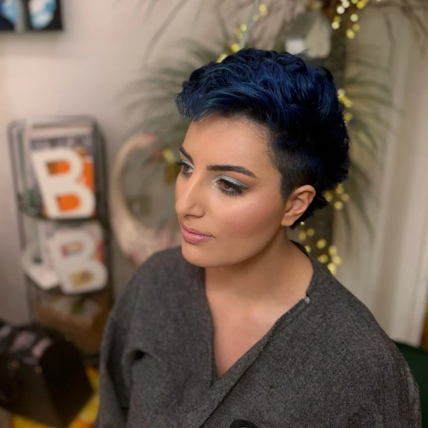 Birthday glam ✨ 

Per il giorno del suo compleanno abbiamo creato un look elegante e moderno. 
I capelli sono stati valorizzati con un blu profondo e intenso, una tonalit&agrave; vibrante e sofisticata che dona carattere e luce al taglio corto, esalt