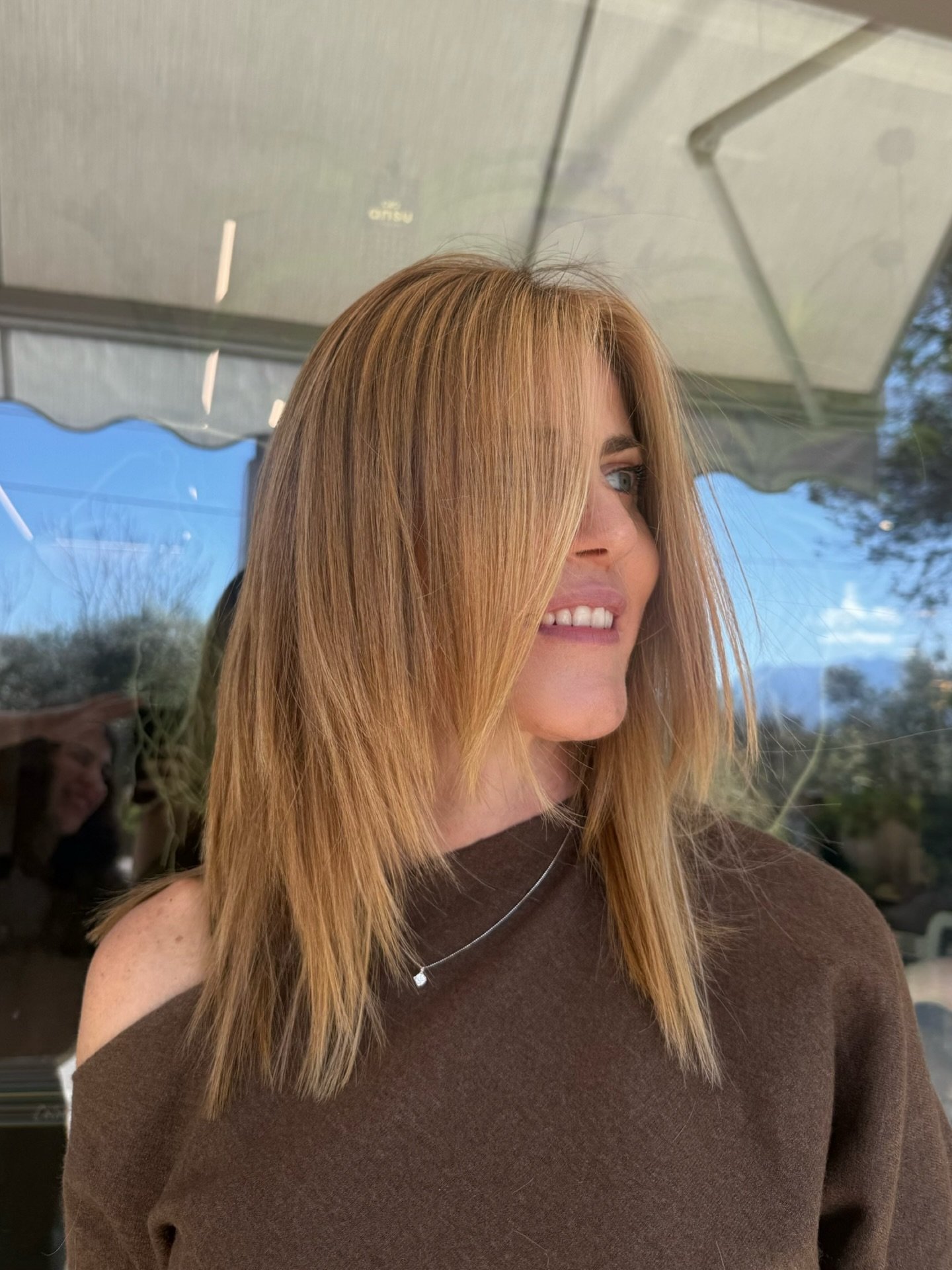 Biondo miele caldo 🍯✨
Una tonalit&agrave; luminosa e sofisticata che unisce riflessi dorati e sfumature leggermente caramello, creando un effetto naturale e &ldquo;sun-kissed&rdquo;.
Il colore &egrave; multidimensionale, con profondit&agrave; alla r