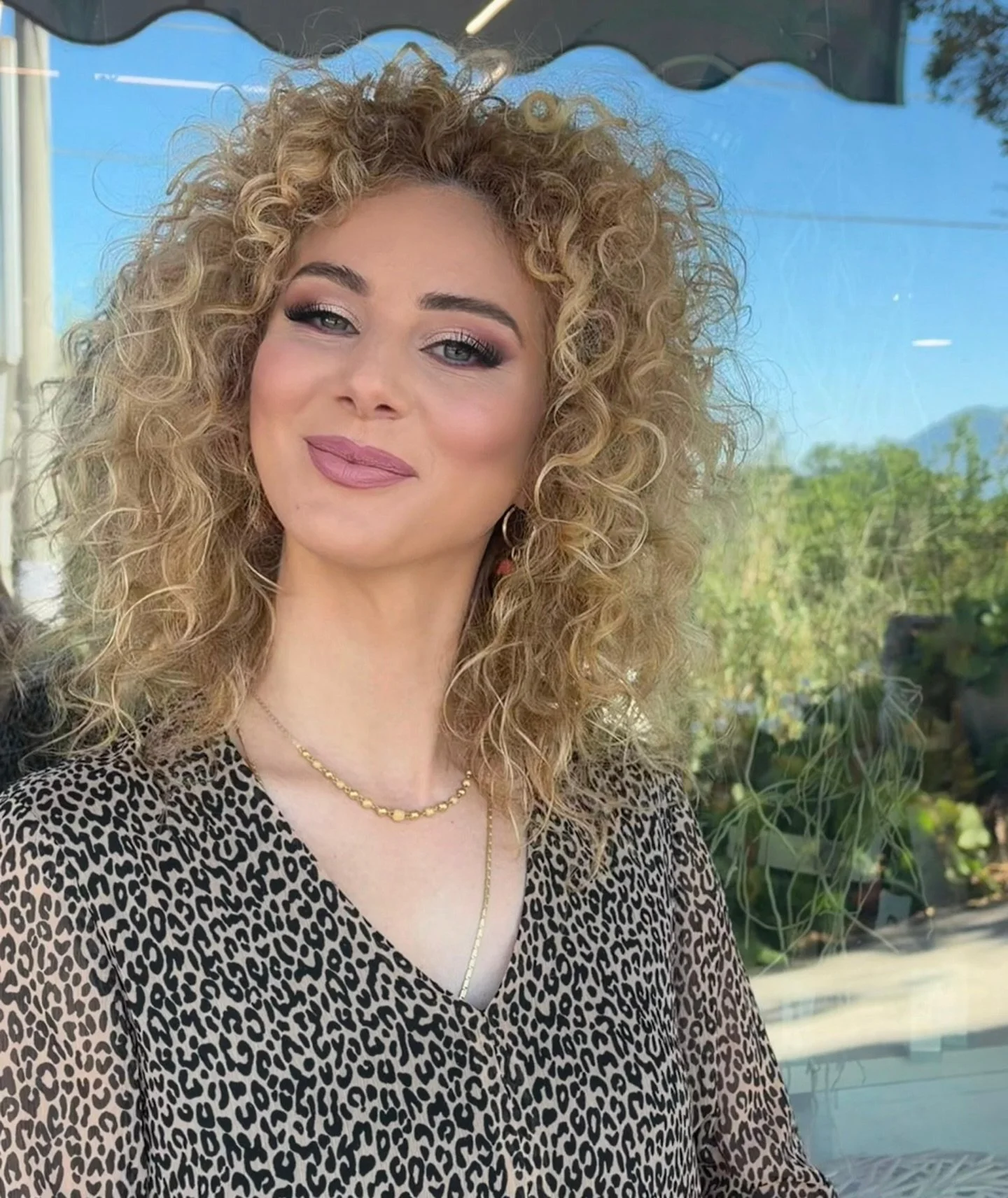 Glow naturale, ricci definiti e make-up luminoso 🤍
Onde curly piene di volume e movimento, abbinate a un trucco soft glam che valorizza lo sguardo con toni caldi e labbra nude.

Il make-up accompagna perfettamente il look con un soft glam dai toni c