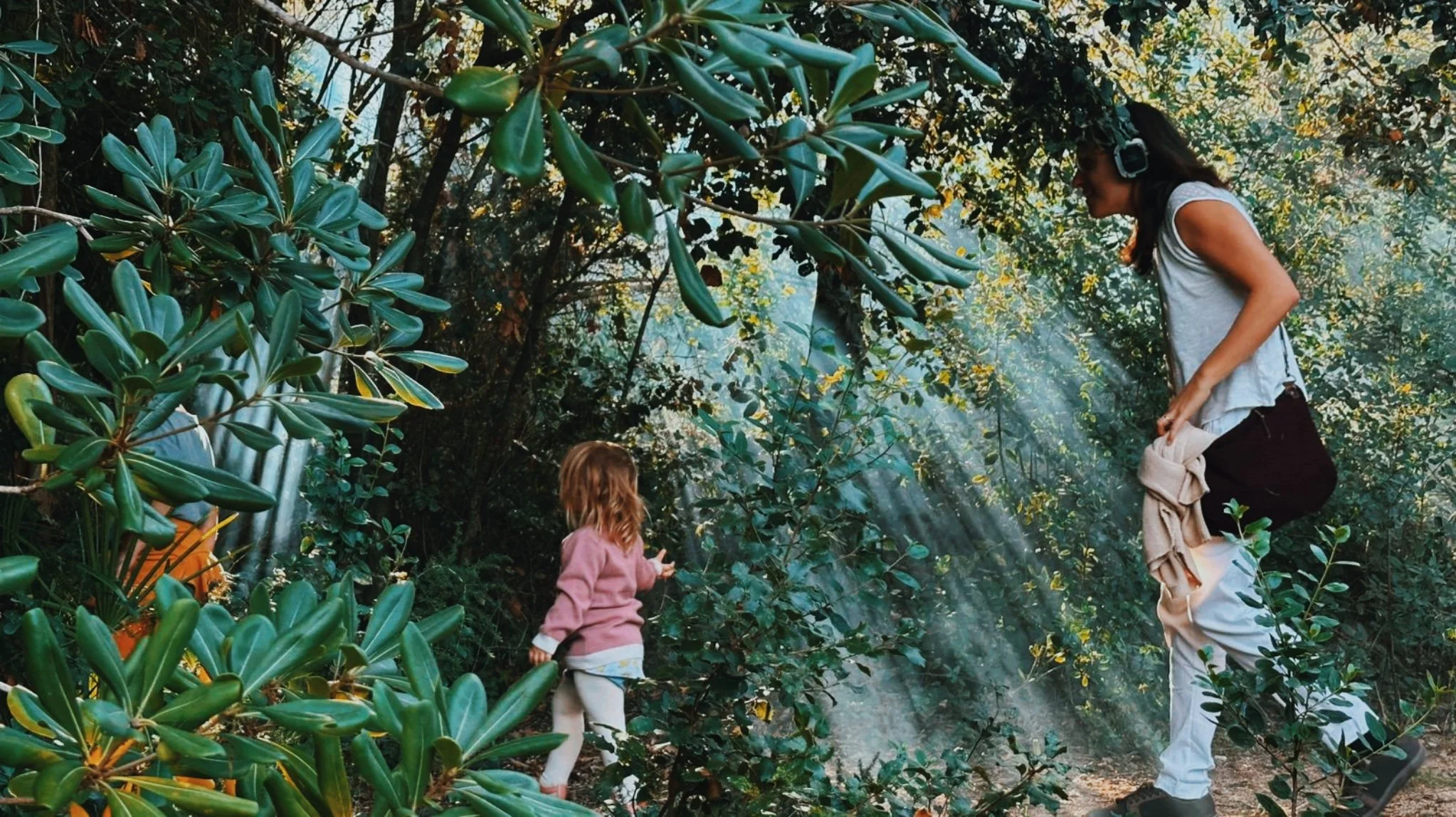 soundwalk-family-forest-light-espai-sideral-headphones-sarabiotic.jpeg