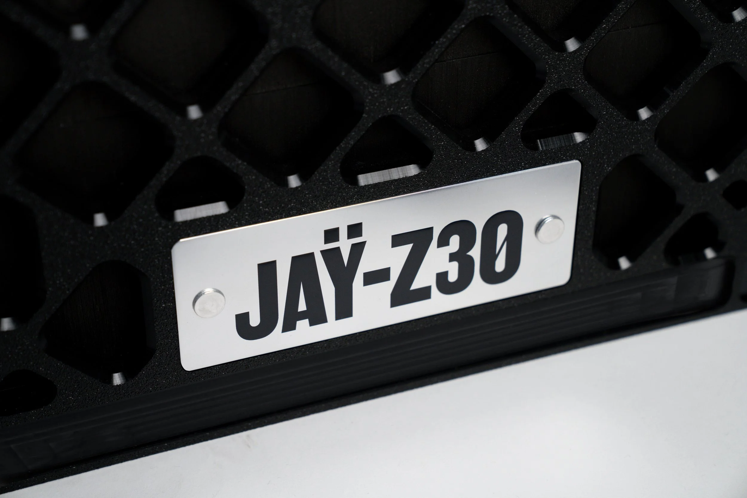 JAŸ-Z_VINYL_CRATE_NAMEPLATE_SIDE.jpg