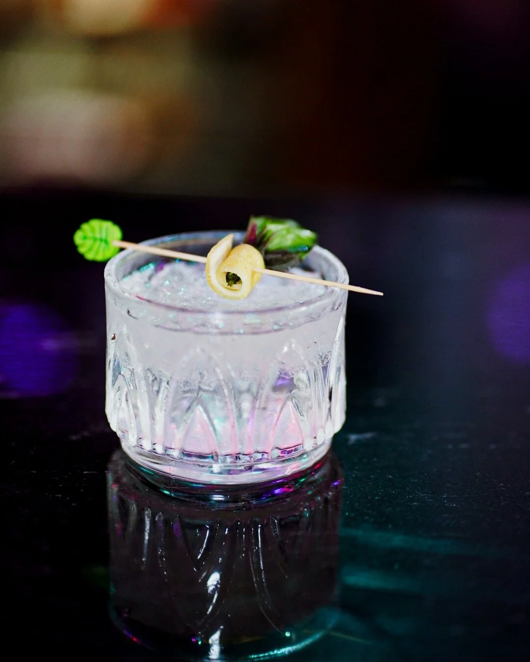 THAI &amp; STOP ME 😏🍸Gin. Falernum. Citrus. One sip and you&rsquo;re hooked.