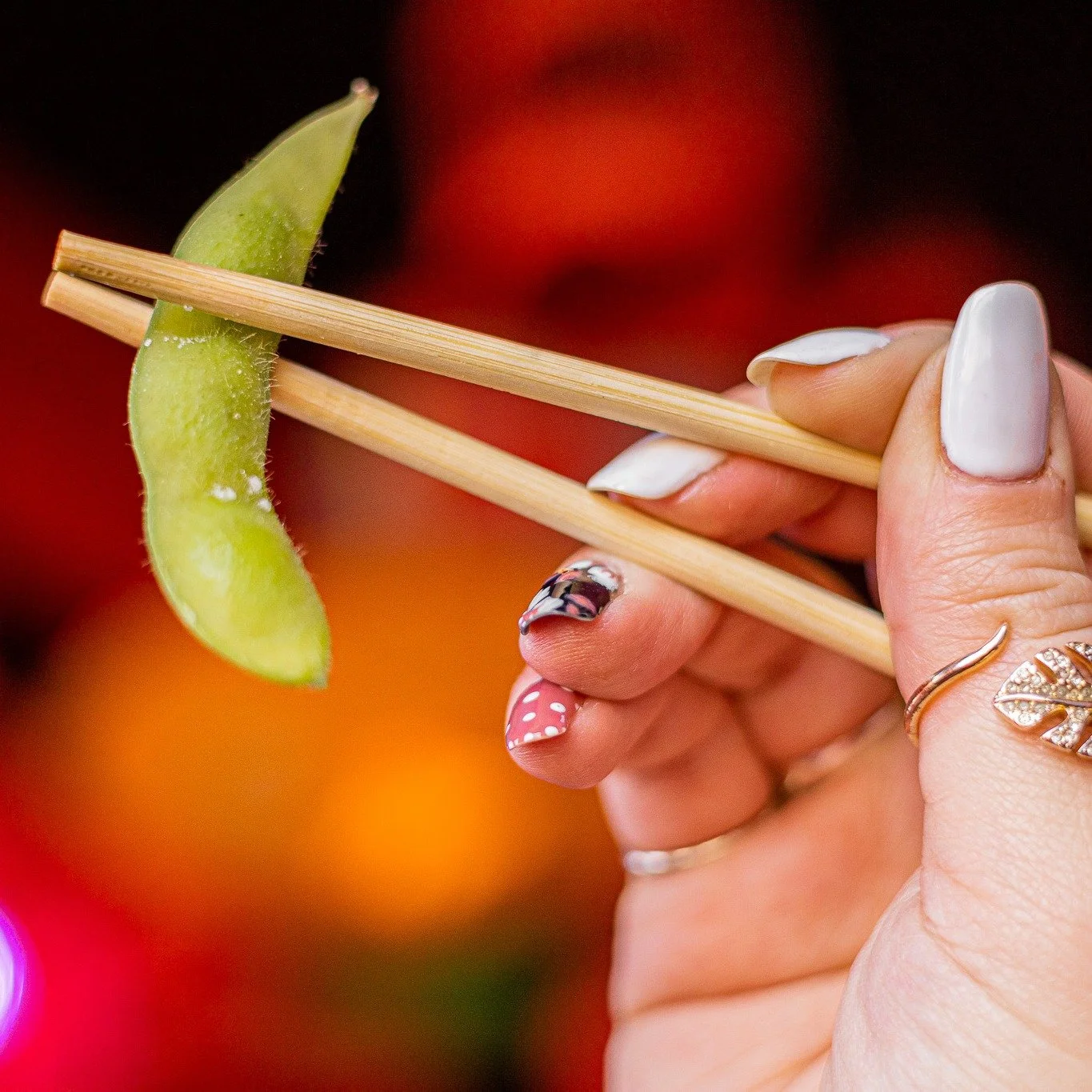 Unspoken truth: the best bites are the ones you share. 🌱👯&zwj;♀️
Our edamame is sprinkled with sesame seed salt and served perfectly warm. A gluten free, vegetarian, and vegan snack that proves simple can be unforgettable. ✨🥢
