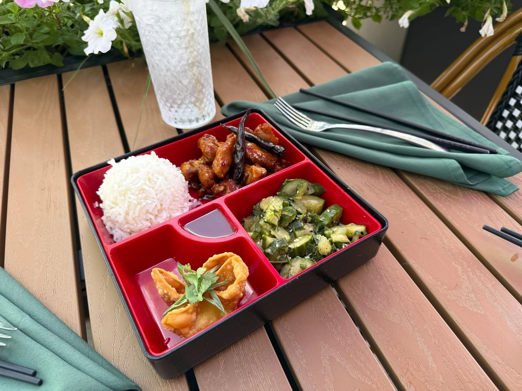 The kind of lunch that makes staying in feel like a power move. 🥡💪🏻
Grab our Bento Lunchbox combo for dine in only till 3.