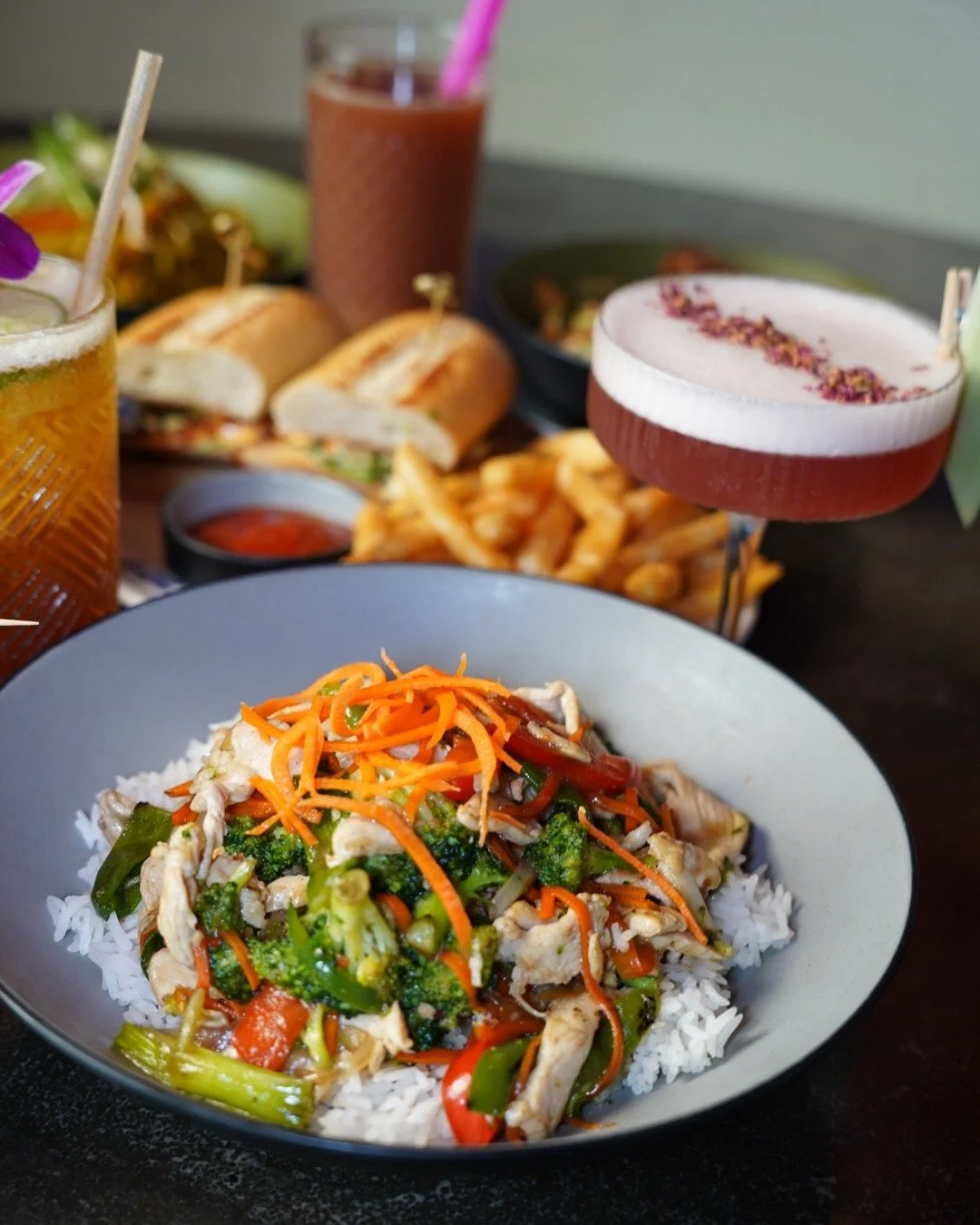 Hidden gem on the menu
🍜✨
The Bendi Stir Fry features tender chicken stir fried with bell pepper, onion, carrot, and broccoli, finished with ginger, scallion, and garlic, all piled high over fluffy jasmine rice.
A comfort classic for Asian food in C