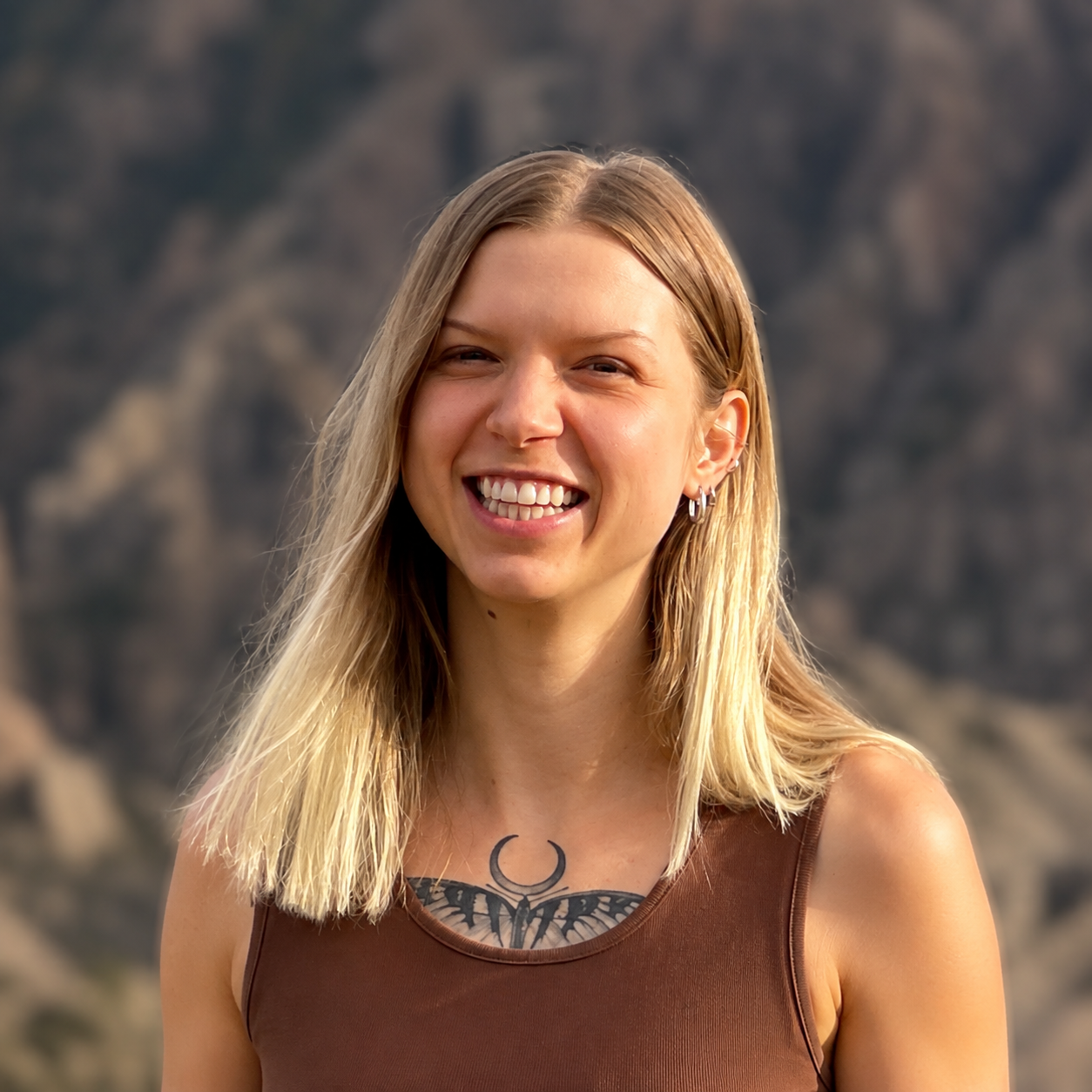 Bailey, a licensed associate counselor, provides counseling in Arizona for life transitions, grief, and young adults.