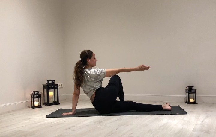 Habitar la postura, el tema de esta semana en clase. 

En la tradici&oacute;n del yoga hay un principio general para la pr&aacute;ctica &mdash;y la vida&mdash;, y es que la asana ha de ser estable y c&oacute;moda a la vez: demasiado esfuerzo genera t