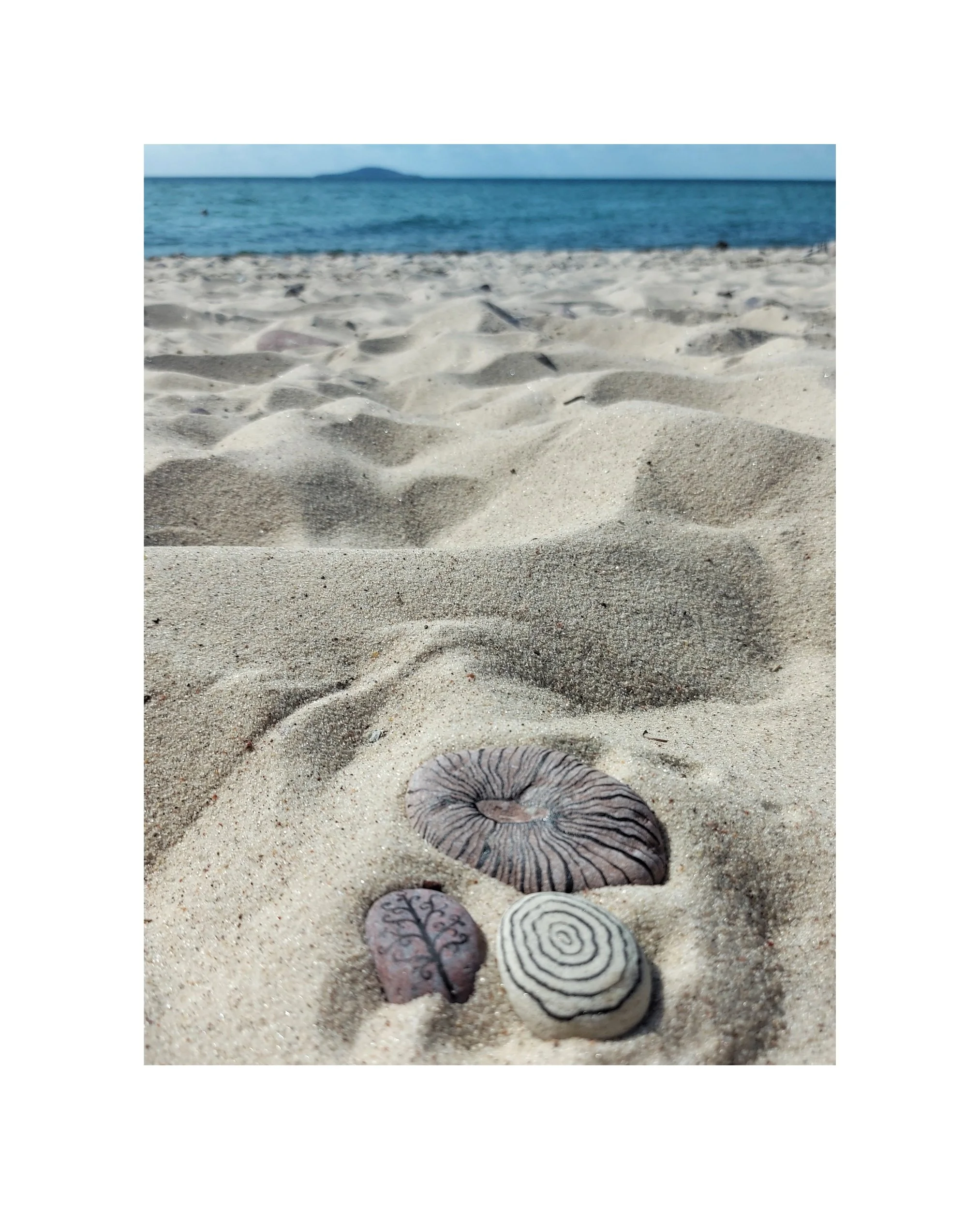 FormInkognito_sommar 2025_strandmålning.jpg