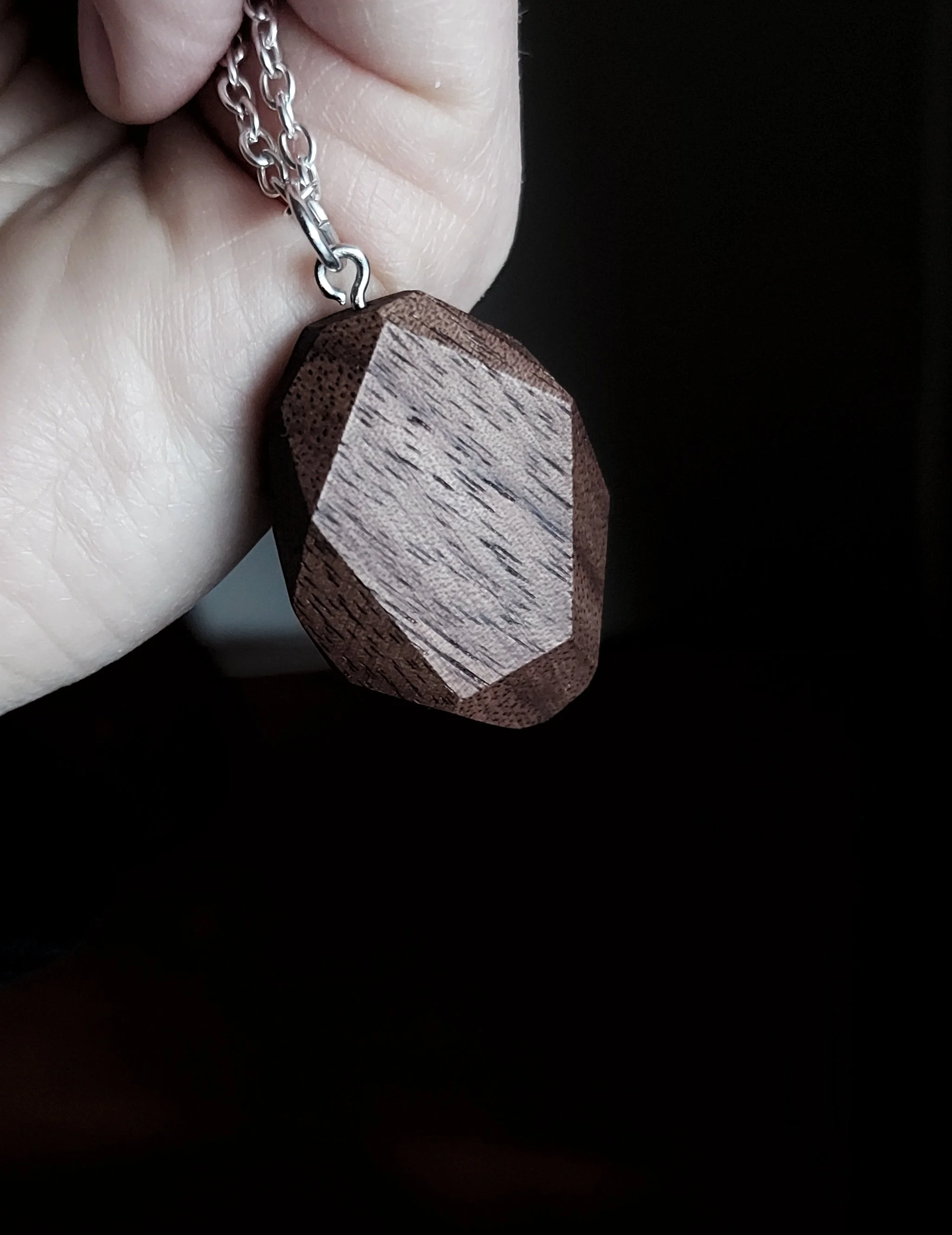 Handgjort hänge i valnöt. 400 kr