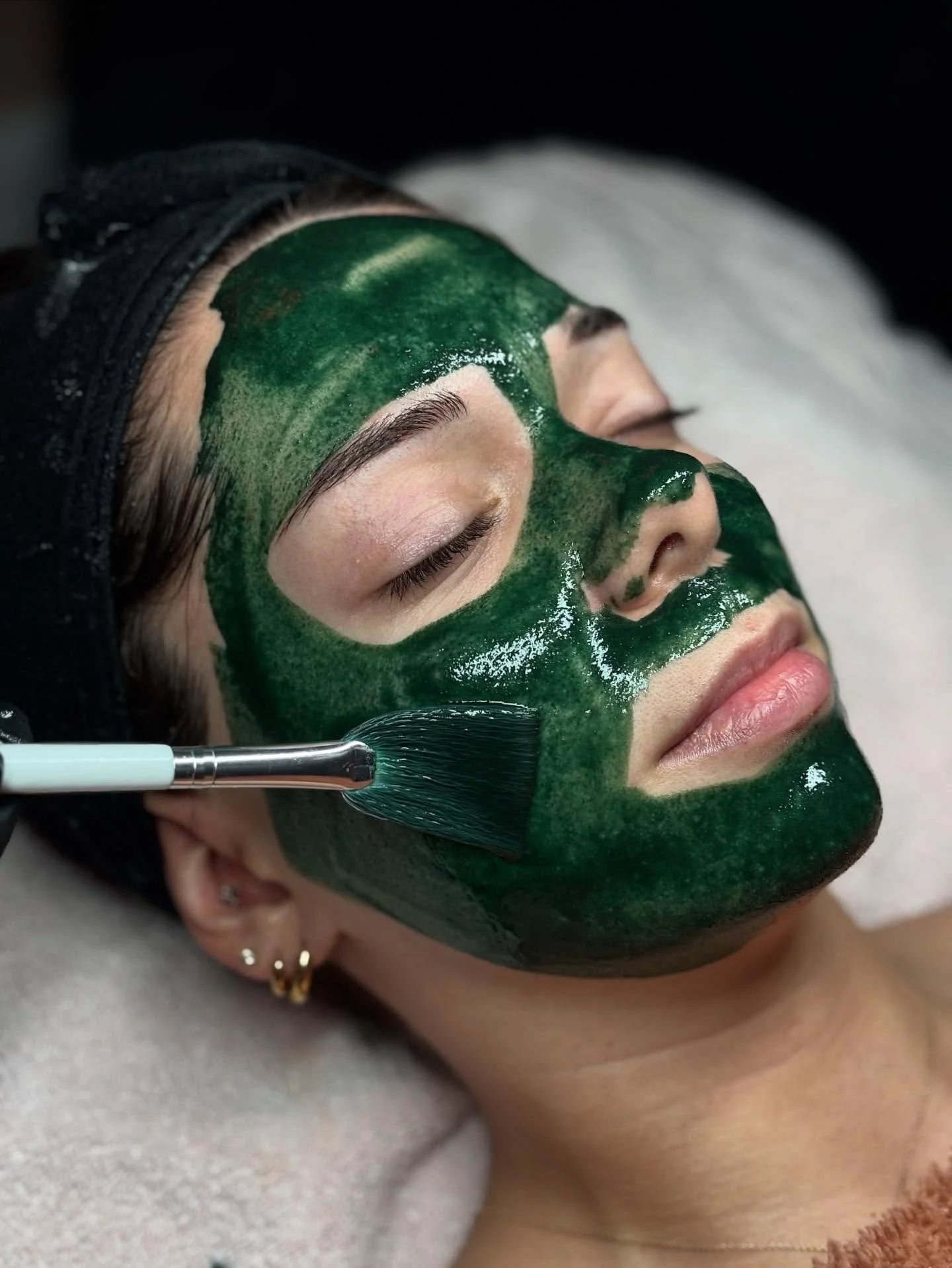 🌿 The Green Sea Peel has entered the chat.
This natural, marine-based resurfacing treatment uses crushed sea spicules (tiny mineral-rich needles from the ocean 🌊) to deeply renew the skin without acids or downtime.

✨ Why it&rsquo;s trending:
Clien
