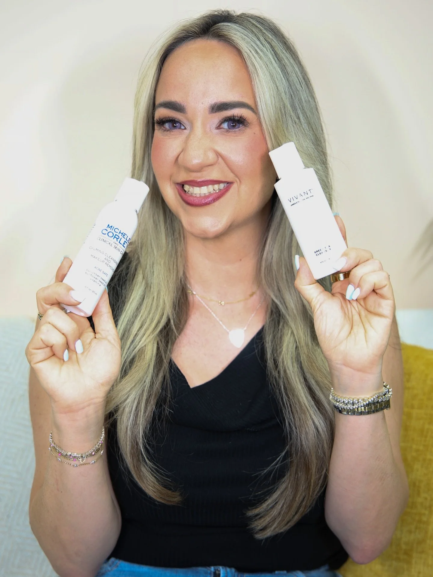 🧼 DOUBLE CLEANSE = BETTER SKIN RESULTS ✨

Your first cleanse (oil-based) melts away sunscreen, makeup, and excess oil. The second cleanse (gel or cream) actually cleans your skin.
If you skip the first step, you&rsquo;re basically washing over resid