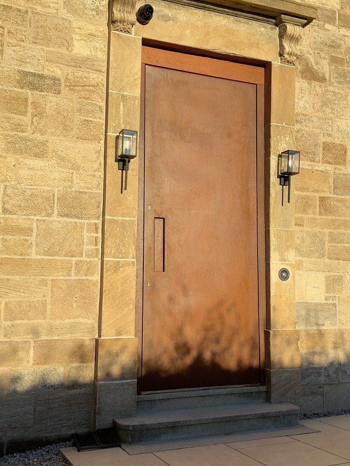 This was a door we made/fitted end of 2023. It&rsquo;s an insulated timber frame clad with corten steel and on a pivot hinge. Very heavy 💪🏼

We were back today to see it, going to do some stuff to it before the winter. 

The pics/vids are from when