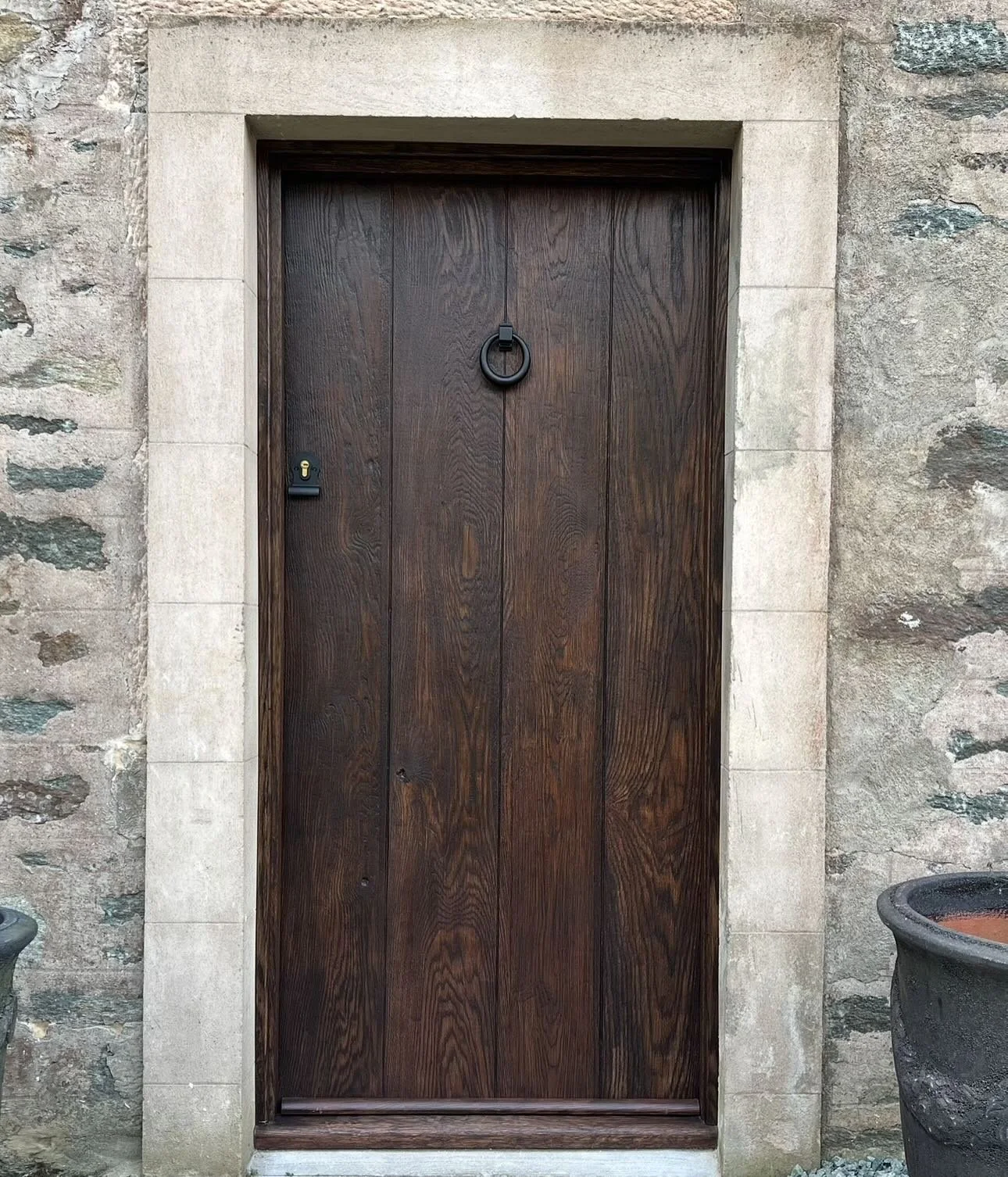 A big heavy solid oak door, with a wee bit of texture&hellip; 🌚

#stormdoorsglasgow