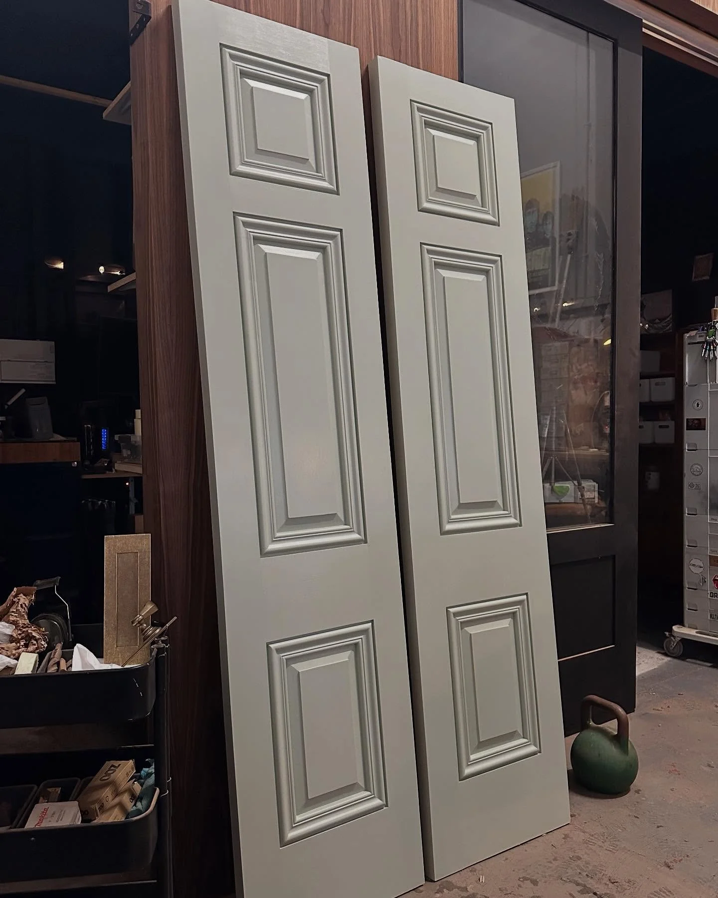 Handles, locks and letterbox then ready to fit 🌝 

The colour os @farrowandball &lsquo;Verte de terre&rsquo; 👨🏻&zwj;🎨

Just so you know, we&rsquo;re looking at a fitting date somewhere around mid April for doors that are ordered now. 

#southside