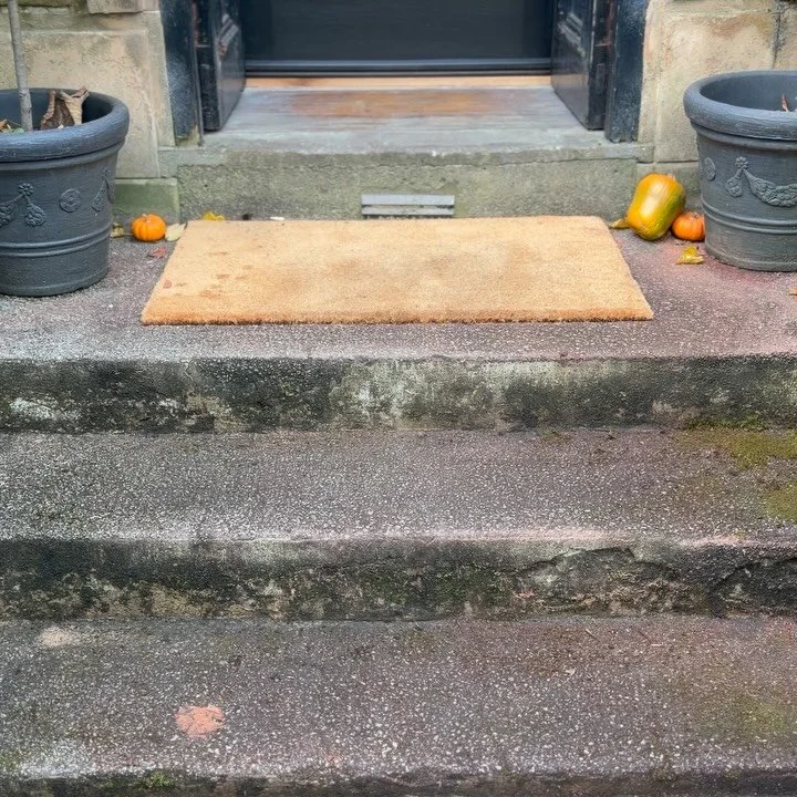 The most recent door we finished up the other day 🌚

Black with polished brass ironmongery and sandblasted glass. White on the inside. Excellent choices, really pleased how it all turned out. 

Ironmongery from @jimlawrencemade 

We had a bit of a h